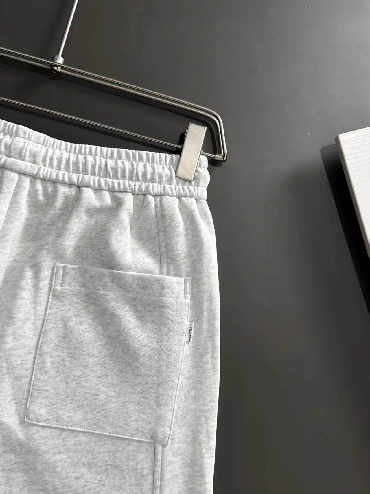 🅿️330 shipped next day. High-quality DIOR Dior 2025 spring and summer new high-definition elastic band casual solid color loose shorts. Made with machines imported from Italy. The hem of the trousers is stitched with two needles. The stitching is fine and firm. The fabric is customized at the counter. It has high breathability and comfort. The details are impeccable. The design concept of brand elements reflects high quality. It feels delicate and soft! It presents a casual cut and the upper body shape is great! Size: M-3XL