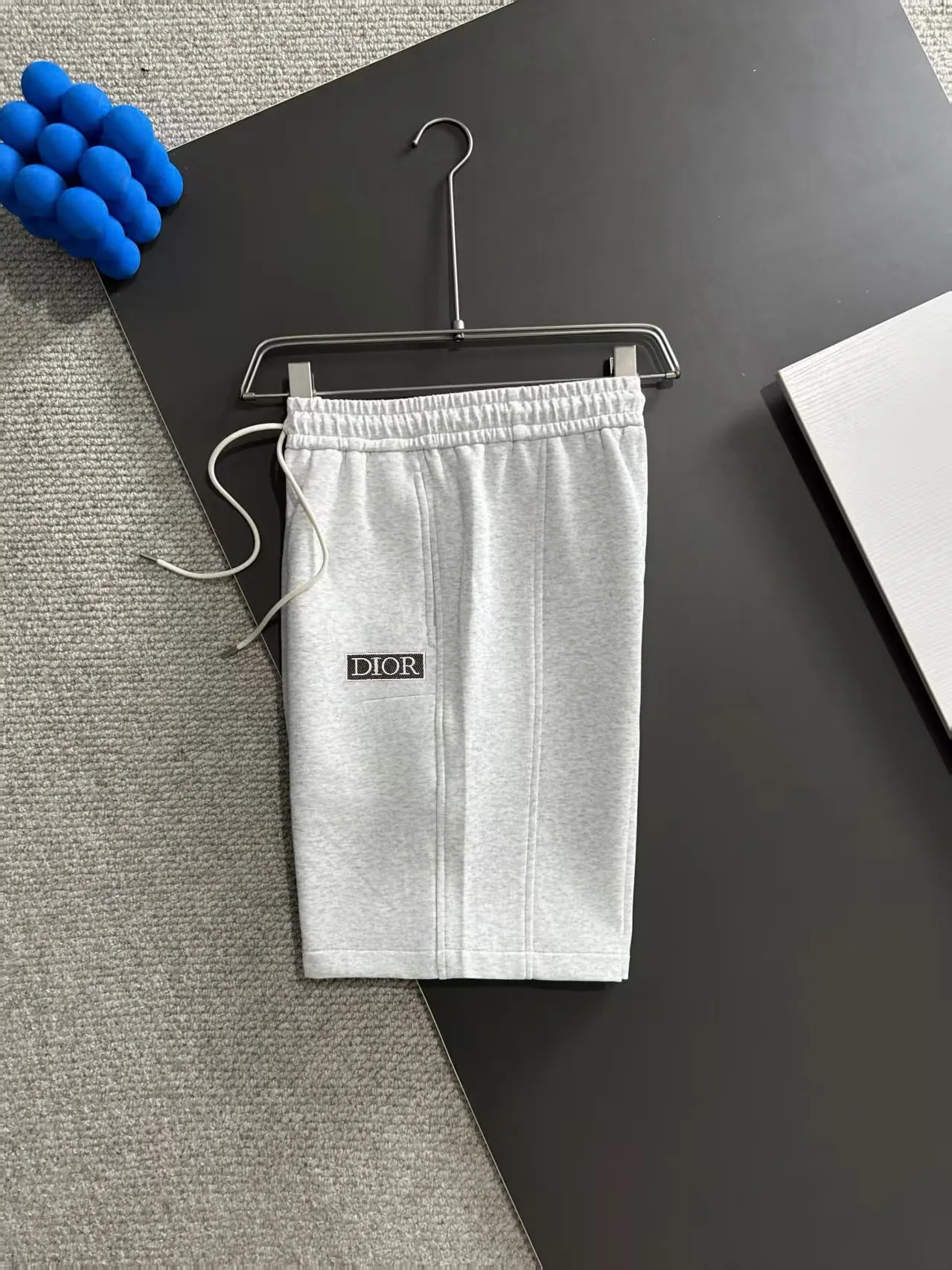 🅿️330 shipped next day. High-quality DIOR Dior 2025 spring and summer new high-definition elastic band casual solid color loose shorts. Made with machines imported from Italy. The hem of the trousers is stitched with two needles. The stitching is fine and firm. The fabric is customized at the counter. It has high breathability and comfort. The details are impeccable. The design concept of brand elements reflects high quality. It feels delicate and soft! It presents a casual cut and the upper body shape is great! Size: M-3XL