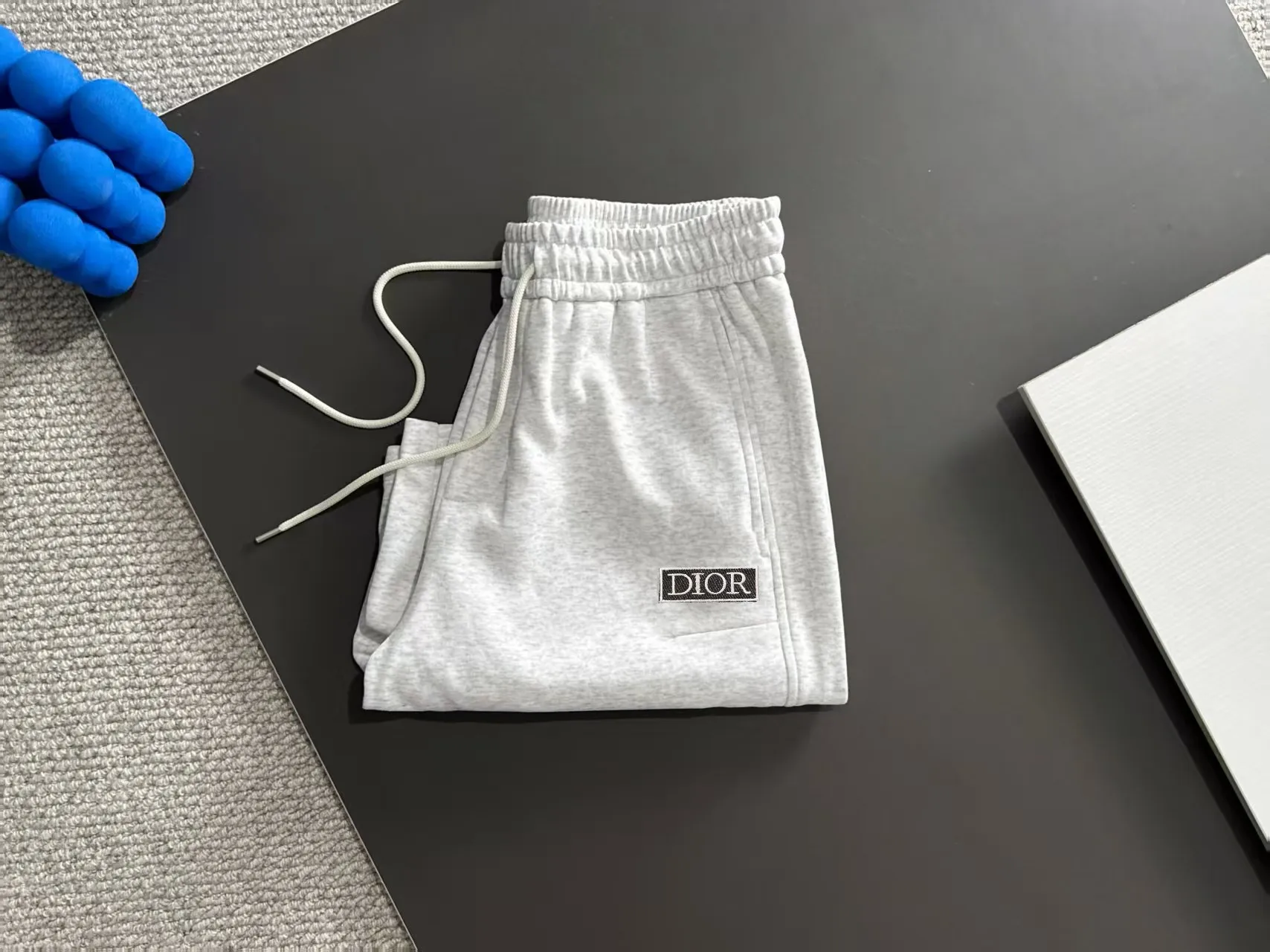 🅿️330 shipped next day. High-quality DIOR Dior 2025 spring and summer new high-definition elastic band casual solid color loose shorts. Made with machines imported from Italy. The hem of the trousers is stitched with two needles. The stitching is fine and firm. The fabric is customized at the counter. It has high breathability and comfort. The details are impeccable. The design concept of brand elements reflects high quality. It feels delicate and soft! It presents a casual cut and the upper body shape is great! Size: M-3XL