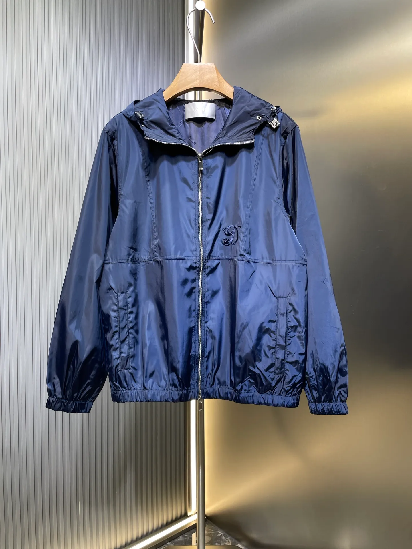 🅿️580 Dior🌟[Top original order] 2024 autumn and winter imported nylon letter embroidered hooded windproof jacket! Customized and imported nylon fabric, windproof and waterproof, embroidered design with "D" artistic font on the front panel, overall Dior word embroidery on the back panel, customized zipper, and even the lining is the original factory woven lining with Dior wording! Available in navy blue and army green colors! If you want good goods, hurry up. Size: m-xxxl