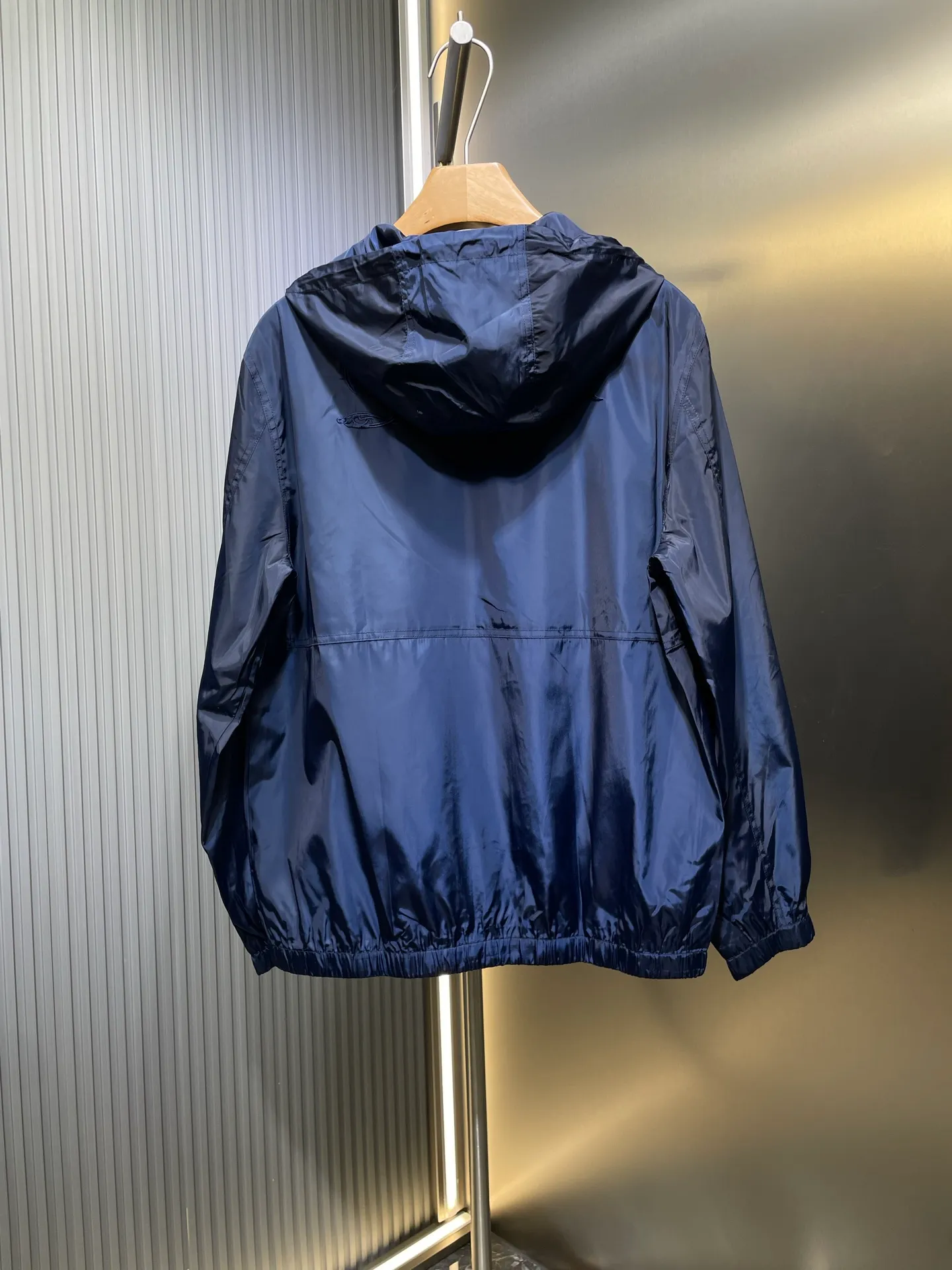 🅿️580 Dior🌟[Top original order] 2024 autumn and winter imported nylon letter embroidered hooded windproof jacket! Customized and imported nylon fabric, windproof and waterproof, embroidered design with "D" artistic font on the front panel, overall Dior word embroidery on the back panel, customized zipper, and even the lining is the original factory woven lining with Dior wording! Available in navy blue and army green colors! If you want good goods, hurry up. Size: m-xxxl