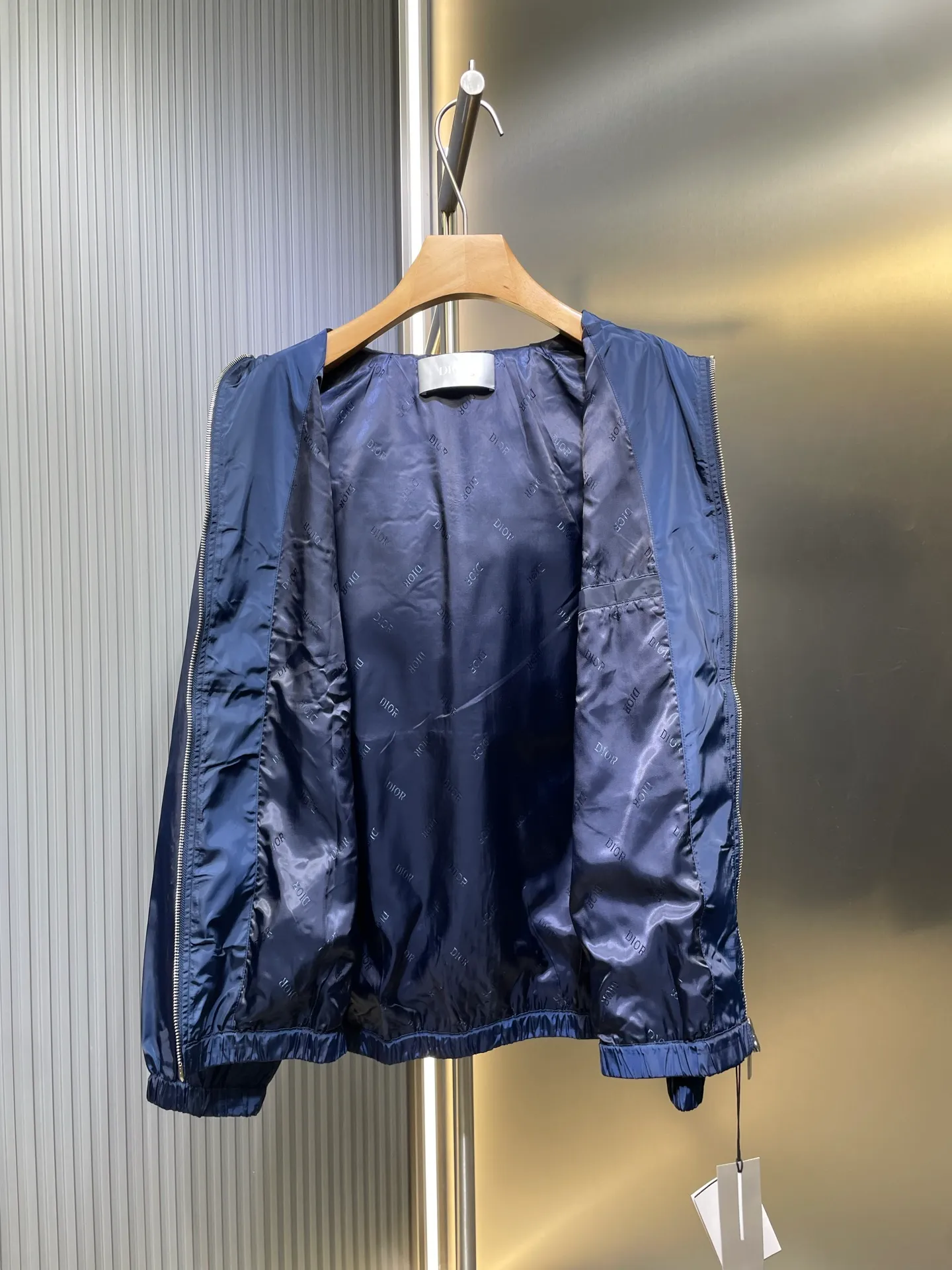 🅿️580 Dior🌟[Top original order] 2024 autumn and winter imported nylon letter embroidered hooded windproof jacket! Customized and imported nylon fabric, windproof and waterproof, embroidered design with "D" artistic font on the front panel, overall Dior word embroidery on the back panel, customized zipper, and even the lining is the original factory woven lining with Dior wording! Available in navy blue and army green colors! If you want good goods, hurry up. Size: m-xxxl