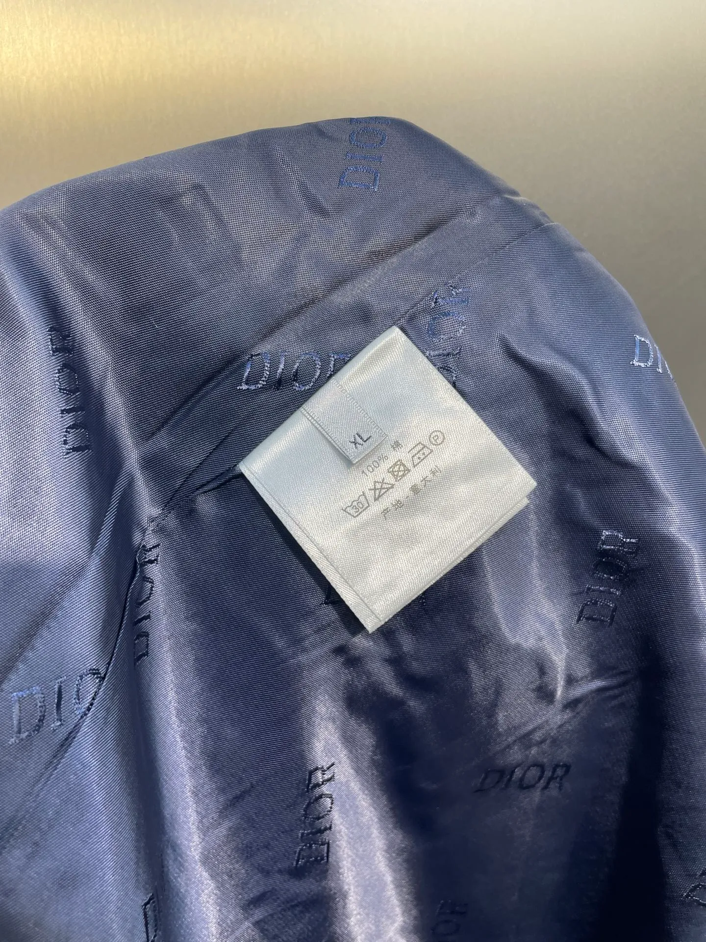 🅿️580 Dior🌟[Top original order] 2024 autumn and winter imported nylon letter embroidered hooded windproof jacket! Customized and imported nylon fabric, windproof and waterproof, embroidered design with "D" artistic font on the front panel, overall Dior word embroidery on the back panel, customized zipper, and even the lining is the original factory woven lining with Dior wording! Available in navy blue and army green colors! If you want good goods, hurry up. Size: m-xxxl