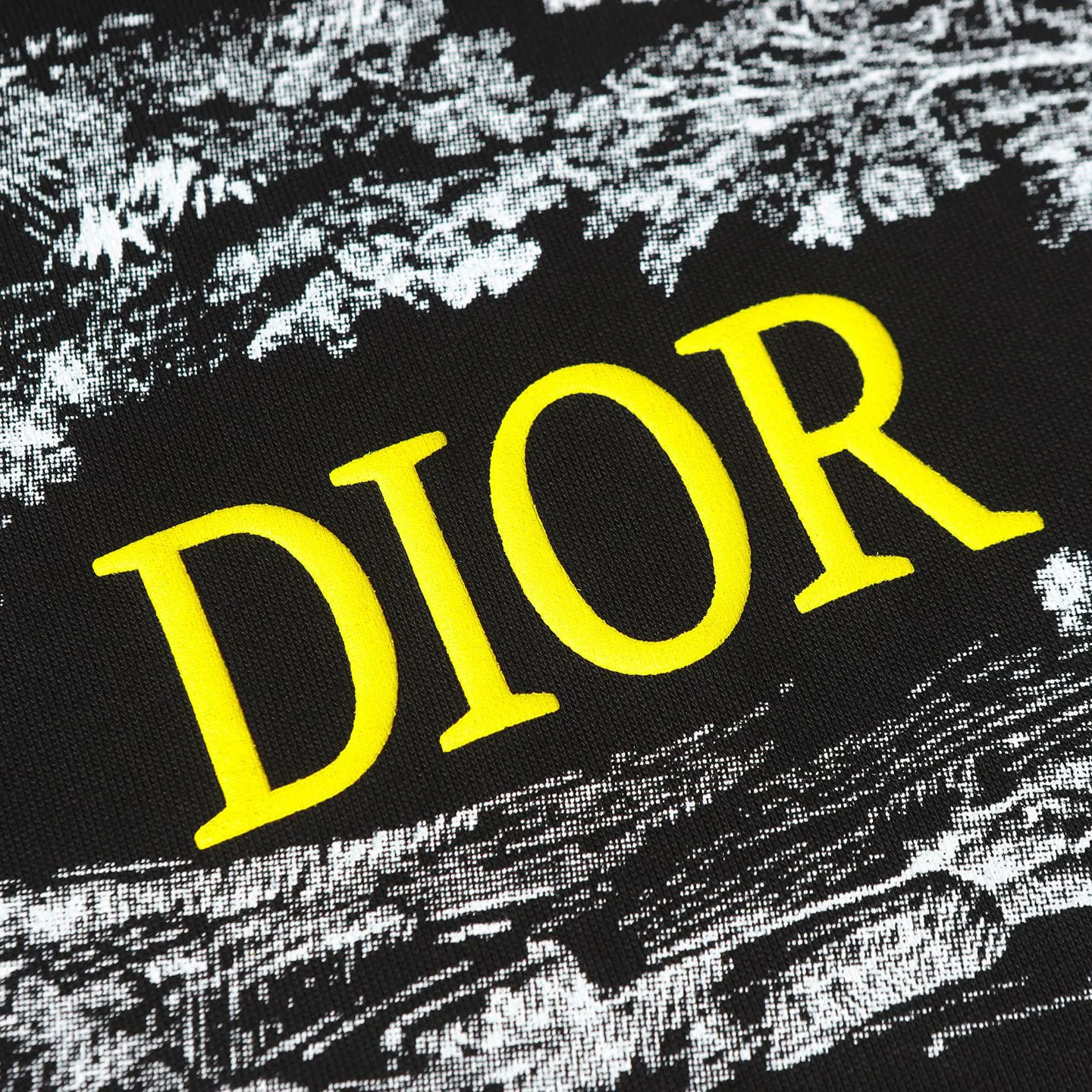 🅿️170 DIOR/Dior 25SS new hot-selling joint model T-shirt short sleeves with floral letter logo pattern on the chest. The first thing that catches the eye is the loose and comfortable black and white solid color versions~~ The ribbed round neck has become the best modification of its version, and the D family is used as the upper body The LOGO is listed on the chest, which highlights the texture even more! The most traditional modification method and the simplest color scale contrast form the strongest and direct contrast, and this is often the most concise and clear minimalist modification method~~A kind of nostalgic classic atmosphere is also there This work spreads inadvertently!! It is made of 280 grams of cotton material, which is unparalleled in terms of upper body comfort. It can be said to be a must-have companion in summer. Its excellent breathability and comfortable wearing feeling are unparalleled ~ Recommended!! Color: black, white SIXE: XS-L