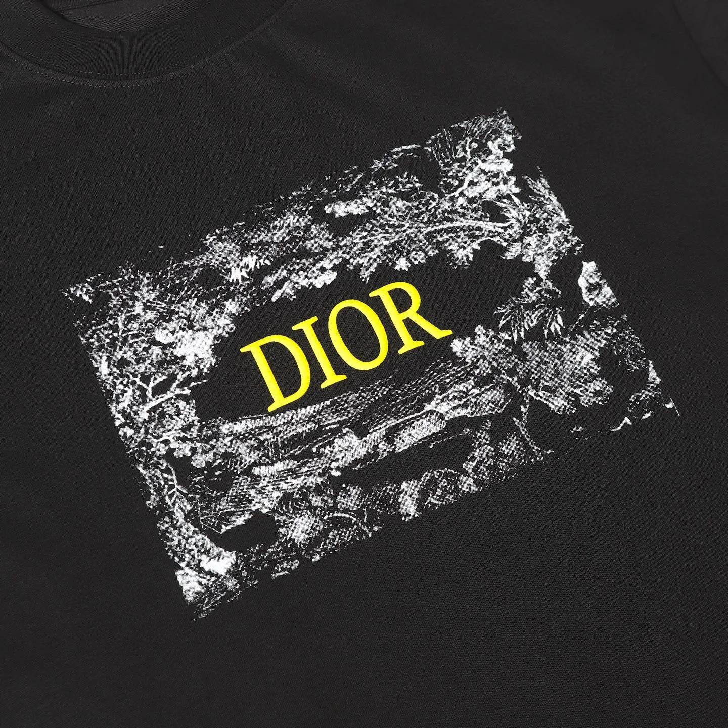 🅿️170 DIOR/Dior 25SS new hot-selling joint model T-shirt short sleeves with floral letter logo pattern on the chest. The first thing that catches the eye is the loose and comfortable black and white solid color versions~~ The ribbed round neck has become the best modification of its version, and the D family is used as the upper body The LOGO is listed on the chest, which highlights the texture even more! The most traditional modification method and the simplest color scale contrast form the strongest and direct contrast, and this is often the most concise and clear minimalist modification method~~A kind of nostalgic classic atmosphere is also there This work spreads inadvertently!! It is made of 280 grams of cotton material, which is unparalleled in terms of upper body comfort. It can be said to be a must-have companion in summer. Its excellent breathability and comfortable wearing feeling are unparalleled ~ Recommended!! Color: black, white SIXE: XS-L