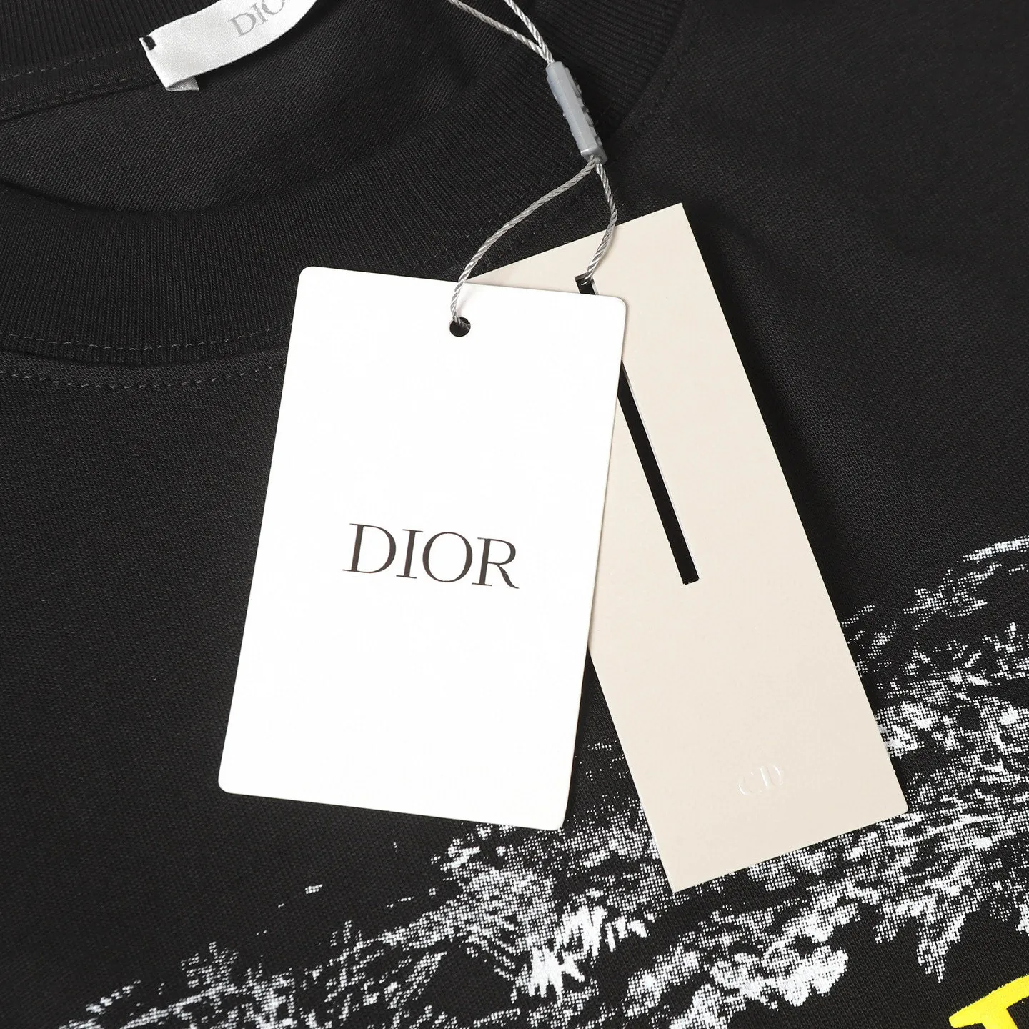 🅿️170 DIOR/Dior 25SS new hot-selling joint model T-shirt short sleeves with floral letter logo pattern on the chest. The first thing that catches the eye is the loose and comfortable black and white solid color versions~~ The ribbed round neck has become the best modification of its version, and the D family is used as the upper body The LOGO is listed on the chest, which highlights the texture even more! The most traditional modification method and the simplest color scale contrast form the strongest and direct contrast, and this is often the most concise and clear minimalist modification method~~A kind of nostalgic classic atmosphere is also there This work spreads inadvertently!! It is made of 280 grams of cotton material, which is unparalleled in terms of upper body comfort. It can be said to be a must-have companion in summer. Its excellent breathability and comfortable wearing feeling are unparalleled ~ Recommended!! Color: black, white SIXE: XS-L