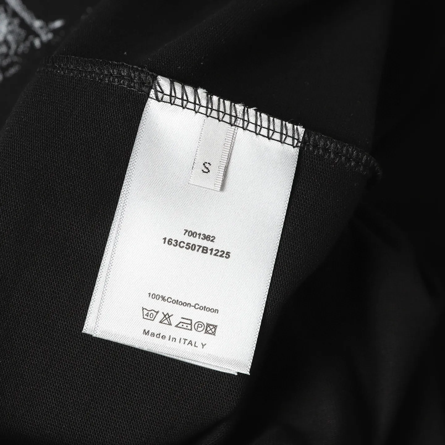 🅿️170 DIOR/Dior 25SS new hot-selling joint model T-shirt short sleeves with floral letter logo pattern on the chest. The first thing that catches the eye is the loose and comfortable black and white solid color versions~~ The ribbed round neck has become the best modification of its version, and the D family is used as the upper body The LOGO is listed on the chest, which highlights the texture even more! The most traditional modification method and the simplest color scale contrast form the strongest and direct contrast, and this is often the most concise and clear minimalist modification method~~A kind of nostalgic classic atmosphere is also there This work spreads inadvertently!! It is made of 280 grams of cotton material, which is unparalleled in terms of upper body comfort. It can be said to be a must-have companion in summer. Its excellent breathability and comfortable wearing feeling are unparalleled ~ Recommended!! Color: black, white SIXE: XS-L