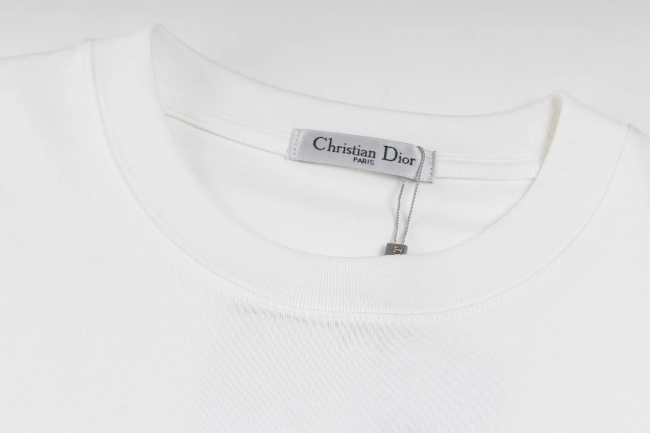 🅿️250 Style No. B44 Dior Year of the Snake limited letters heat-pressed long T. Same style as the DIOR official website. Fabric: 32-count double yarn 300g pure cotton fabric. Weaving and dyeing threads of the same color in the same cylinder. Consistent colors. Process: imported machine high-temperature hot-pressed snake logo. Supporting: complete three labels. Cardboard. Oil paper code sticker packaging. High-temperature pre-shrinking process before production. No shrinkage and deformation. Imported machine professional plate making os version Can wear up to 200 pounds. The size is measured manually. The error of 2-3cm is normal. Color: black white size: s m l xl