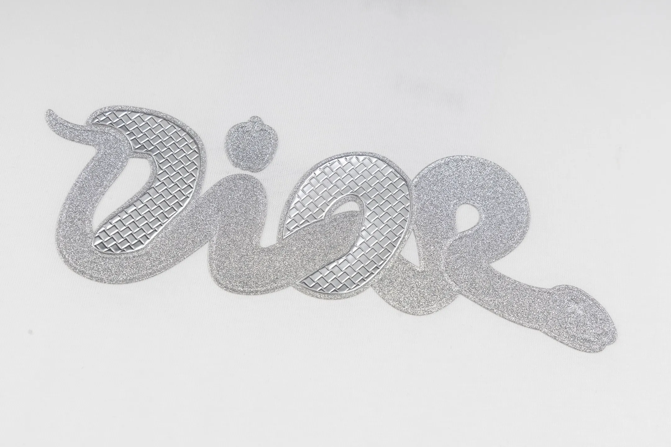 🅿️250 Style No. B44 Dior Year of the Snake limited letters heat-pressed long T. Same style as the DIOR official website. Fabric: 32-count double yarn 300g pure cotton fabric. Weaving and dyeing threads of the same color in the same cylinder. Consistent colors. Process: imported machine high-temperature hot-pressed snake logo. Supporting: complete three labels. Cardboard. Oil paper code sticker packaging. High-temperature pre-shrinking process before production. No shrinkage and deformation. Imported machine professional plate making os version Can wear up to 200 pounds. The size is measured manually. The error of 2-3cm is normal. Color: black white size: s m l xl