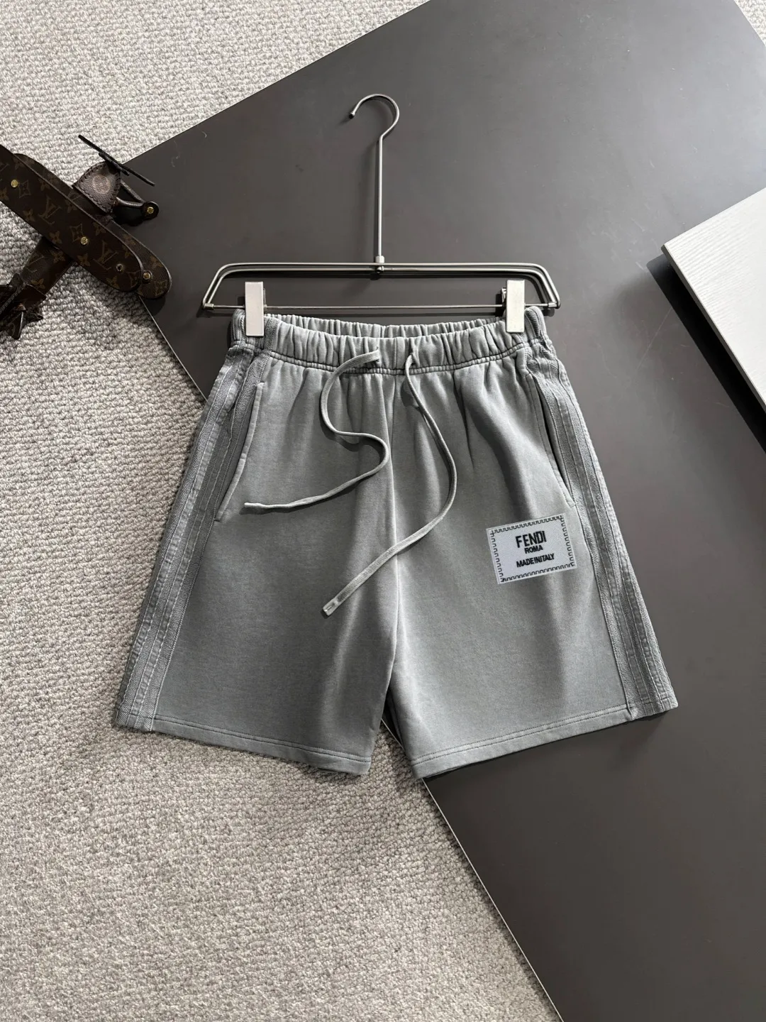 🅿️330 shipped next day, high-end goods DIOR/Dior 2025 spring and summer new elastic band casual solid color loose shorts, two needle stitches at the hem, fine and firm stitching, custom-made fabrics at the counter, high breathability and comfort, impeccable details, brand element design concept, reflecting high quality. It feels delicate and soft! It presents a casual cut and the upper body shape is great! Size: S-XXL