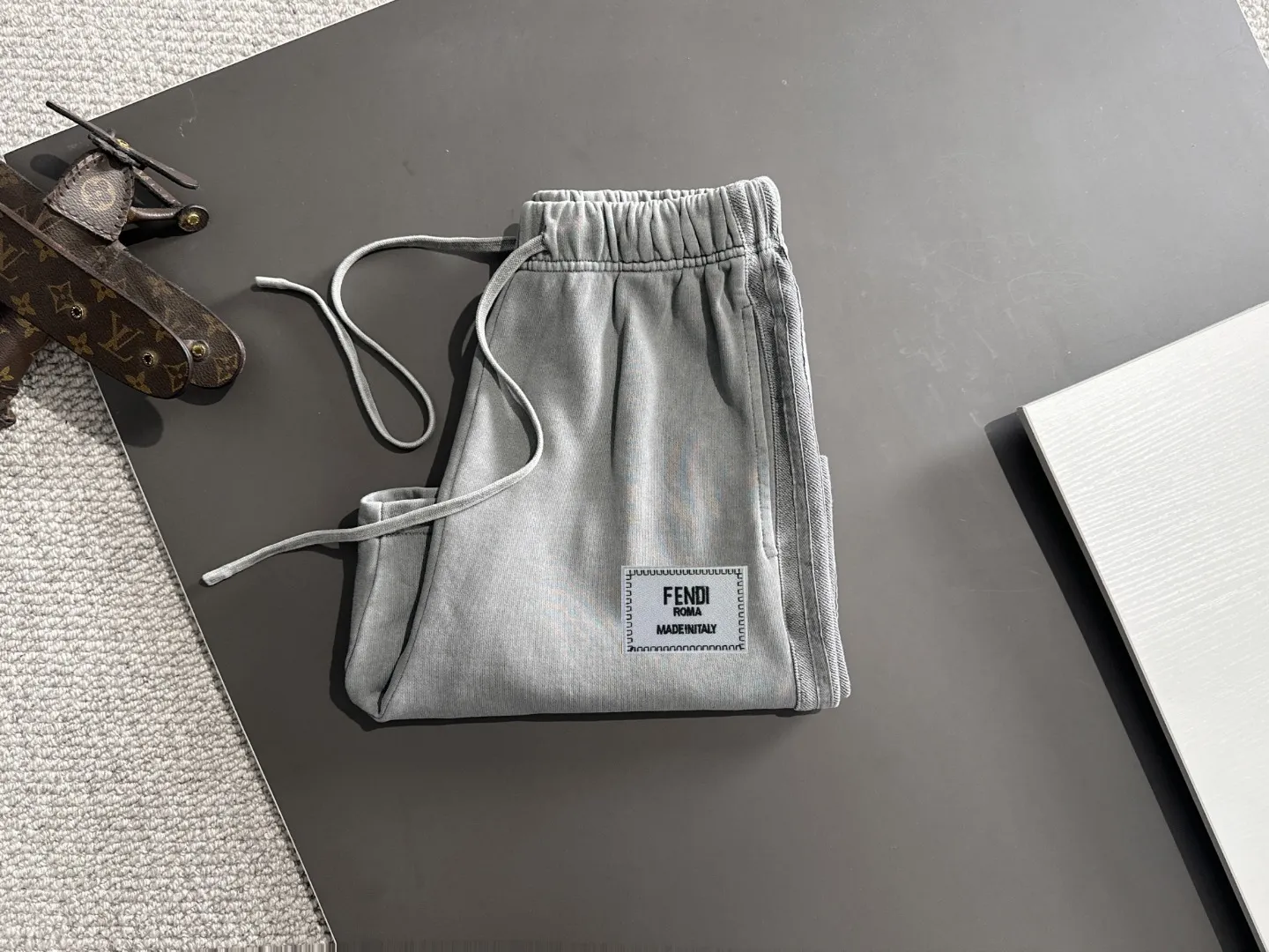 🅿️330 shipped next day, high-end goods DIOR/Dior 2025 spring and summer new elastic band casual solid color loose shorts, two needle stitches at the hem, fine and firm stitching, custom-made fabrics at the counter, high breathability and comfort, impeccable details, brand element design concept, reflecting high quality. It feels delicate and soft! It presents a casual cut and the upper body shape is great! Size: S-XXL