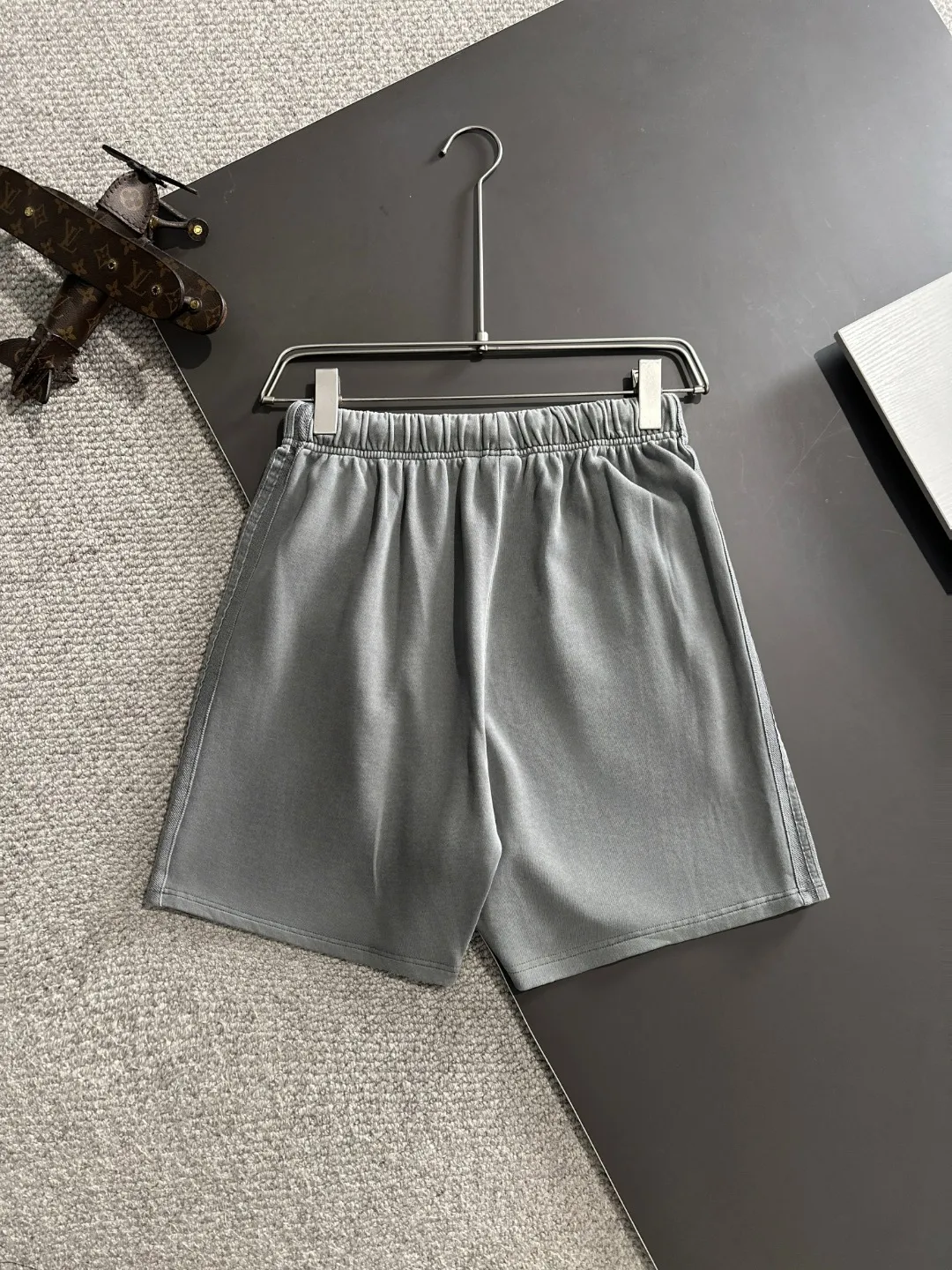 🅿️330 shipped next day, high-end goods DIOR/Dior 2025 spring and summer new elastic band casual solid color loose shorts, two needle stitches at the hem, fine and firm stitching, custom-made fabrics at the counter, high breathability and comfort, impeccable details, brand element design concept, reflecting high quality. It feels delicate and soft! It presents a casual cut and the upper body shape is great! Size: S-XXL