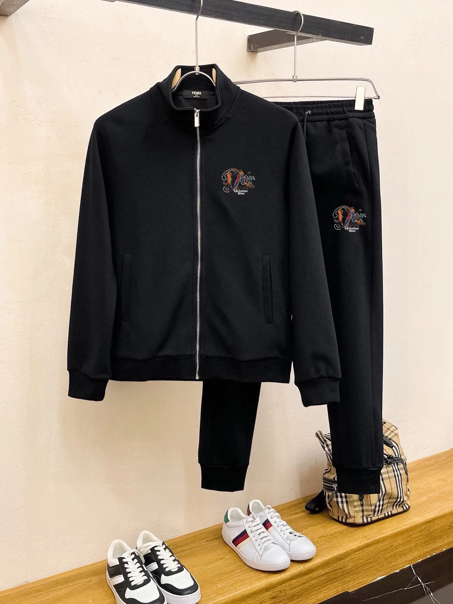 🅿️420 direct batch [DIOr] (Fat Man Gospel) popular suit is coming. Focus on the original version of the official website. 2025 new popular cardigan sweater suit. The original order is the best. 🇭🇰The meticulous work of top designers. Just for a fitting and perfect upper body effect. 100% natural high-quality Roman cotton, close-fitting comfort, noble and elegant! Original hardware embodies elegance and nobility! Counter size: M-5XL (maximum wear up to 220 pounds)