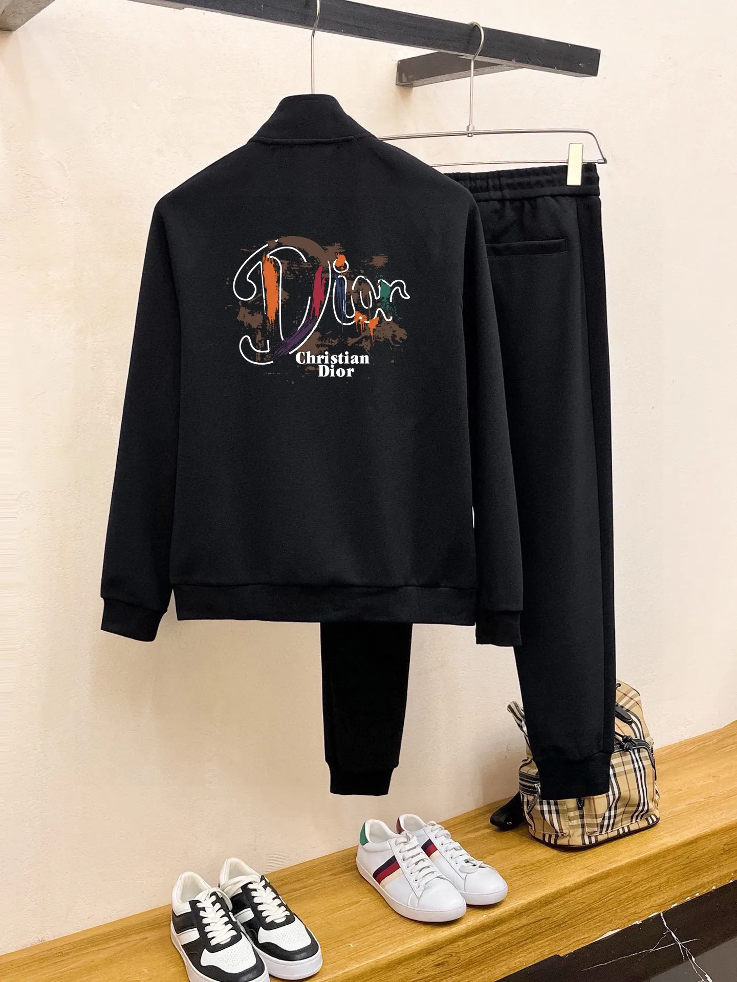 🅿️420 direct batch [DIOr] (Fat Man Gospel) popular suit is coming. Focus on the original version of the official website. 2025 new popular cardigan sweater suit. The original order is the best. 🇭🇰The meticulous work of top designers. Just for a fitting and perfect upper body effect. 100% natural high-quality Roman cotton, close-fitting comfort, noble and elegant! Original hardware embodies elegance and nobility! Counter size: M-5XL (maximum wear up to 220 pounds)