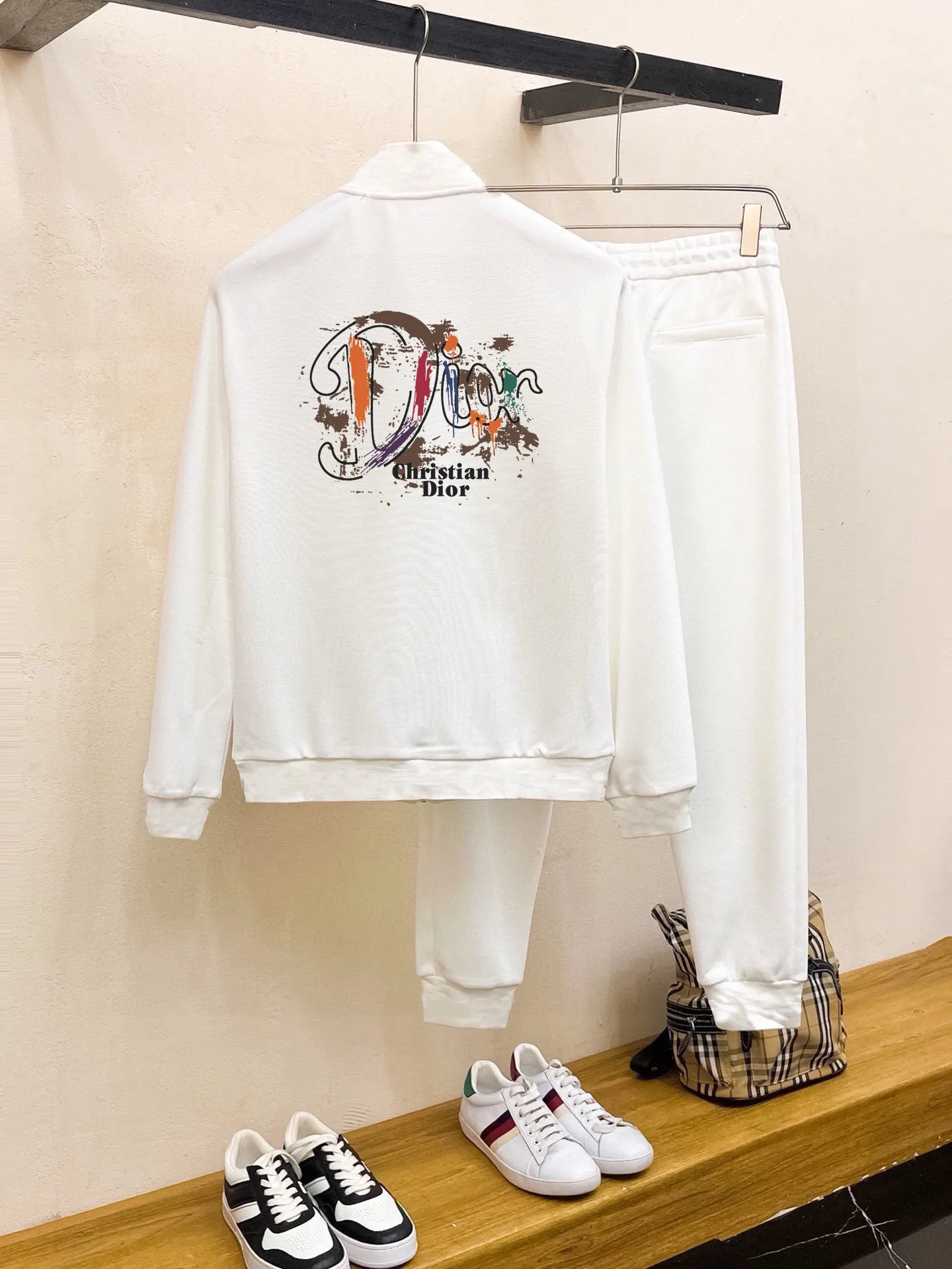 🅿️420 direct batch [DIOr] (Fat Man Gospel) popular suit is coming. Focus on the original version of the official website. 2025 new popular cardigan sweater suit. The original order is the best. 🇭🇰The meticulous work of top designers. Just for a fitting and perfect upper body effect. 100% natural high-quality Roman cotton, close-fitting comfort, noble and elegant! Original hardware embodies elegance and nobility! Counter size: M-5XL (maximum wear up to 220 pounds)