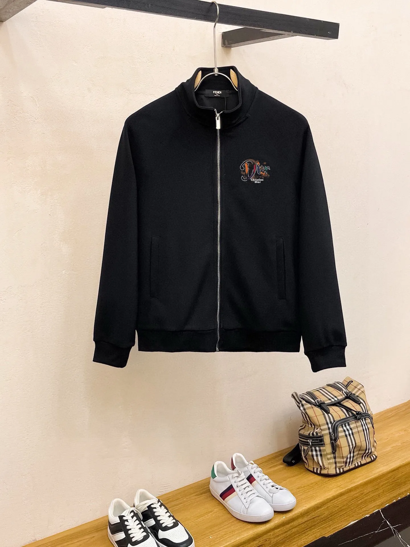 🅿️420 direct batch [DIOr] (Fat Man Gospel) popular suit is coming. Focus on the original version of the official website. 2025 new popular cardigan sweater suit. The original order is the best. 🇭🇰The meticulous work of top designers. Just for a fitting and perfect upper body effect. 100% natural high-quality Roman cotton, close-fitting comfort, noble and elegant! Original hardware embodies elegance and nobility! Counter size: M-5XL (maximum wear up to 220 pounds)