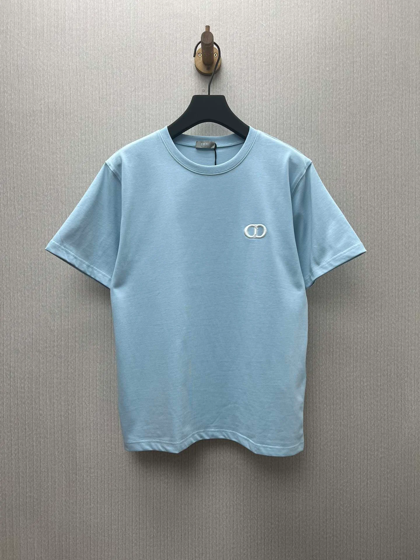🅿️260 Dior 25ss new blue T-shirt combines elegance and casual style. Crafted from densely woven cotton jersey, it features a contrasting CD icon embroidered on the chest. The relaxed fit and ribbed crew neck make it easy to pair with a variety of jeans or sportswear. Size: S.M.L.XL.