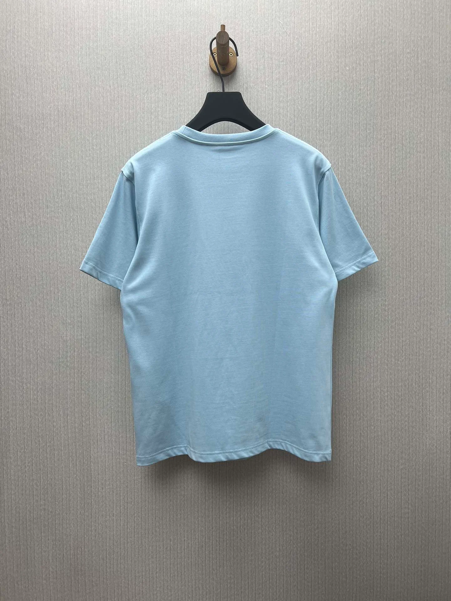 🅿️260 Dior 25ss new blue T-shirt combines elegance and casual style. Crafted from densely woven cotton jersey, it features a contrasting CD icon embroidered on the chest. The relaxed fit and ribbed crew neck make it easy to pair with a variety of jeans or sportswear. Size: S.M.L.XL.