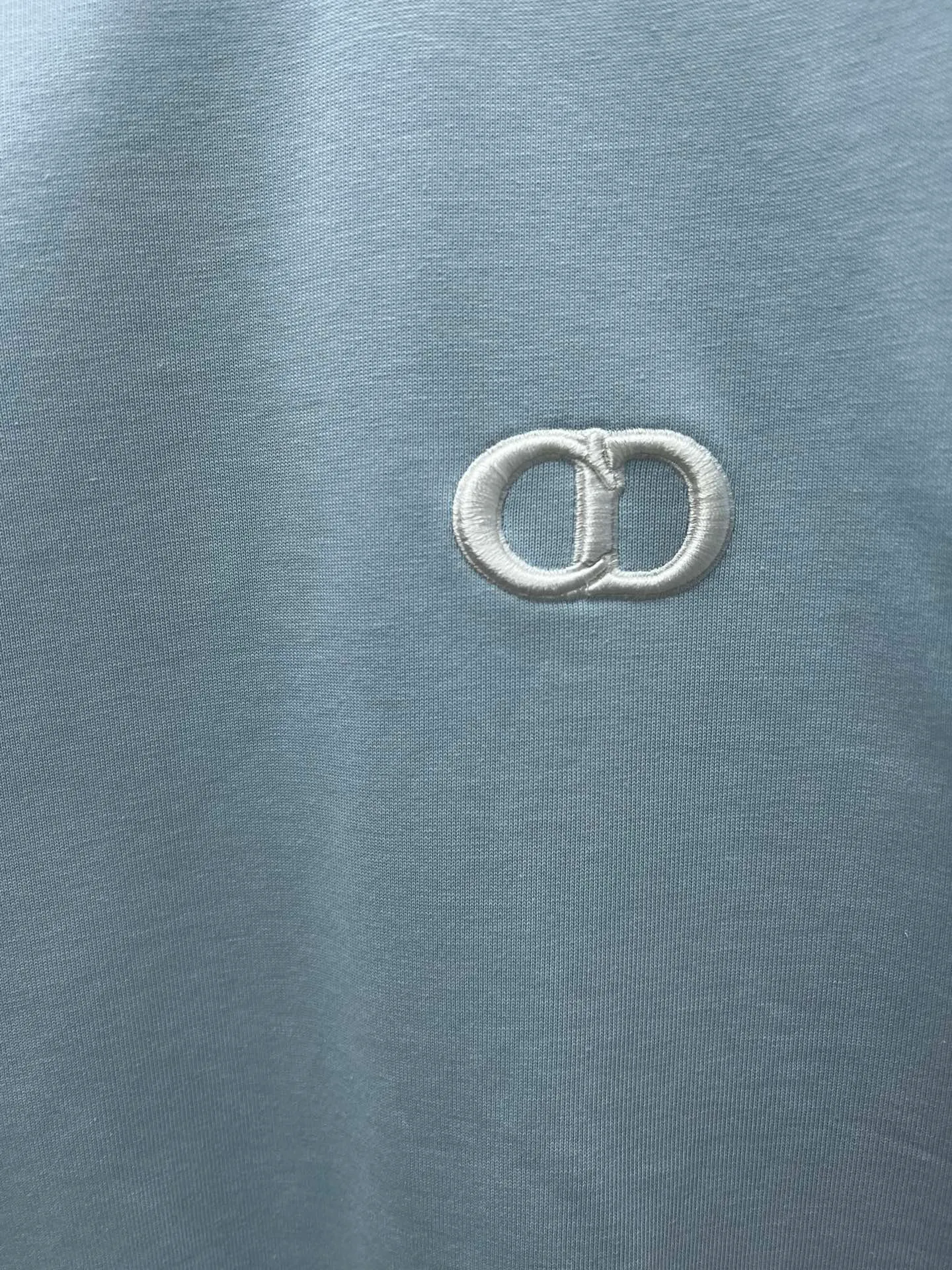 🅿️260 Dior 25ss new blue T-shirt combines elegance and casual style. Crafted from densely woven cotton jersey, it features a contrasting CD icon embroidered on the chest. The relaxed fit and ribbed crew neck make it easy to pair with a variety of jeans or sportswear. Size: S.M.L.XL.