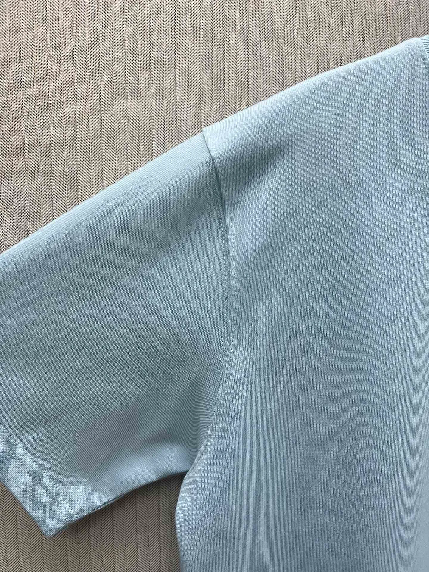 🅿️260 Dior 25ss new blue T-shirt combines elegance and casual style. Crafted from densely woven cotton jersey, it features a contrasting CD icon embroidered on the chest. The relaxed fit and ribbed crew neck make it easy to pair with a variety of jeans or sportswear. Size: S.M.L.XL.