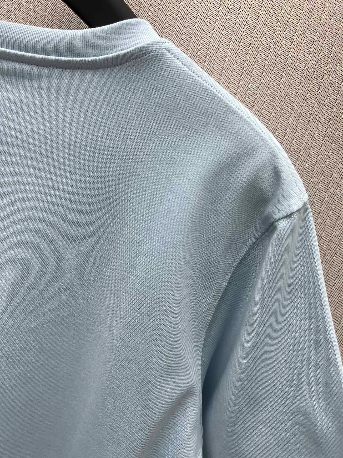 🅿️260 Dior 25ss new blue T-shirt combines elegance and casual style. Crafted from densely woven cotton jersey, it features a contrasting CD icon embroidered on the chest. The relaxed fit and ribbed crew neck make it easy to pair with a variety of jeans or sportswear. Size: S.M.L.XL.