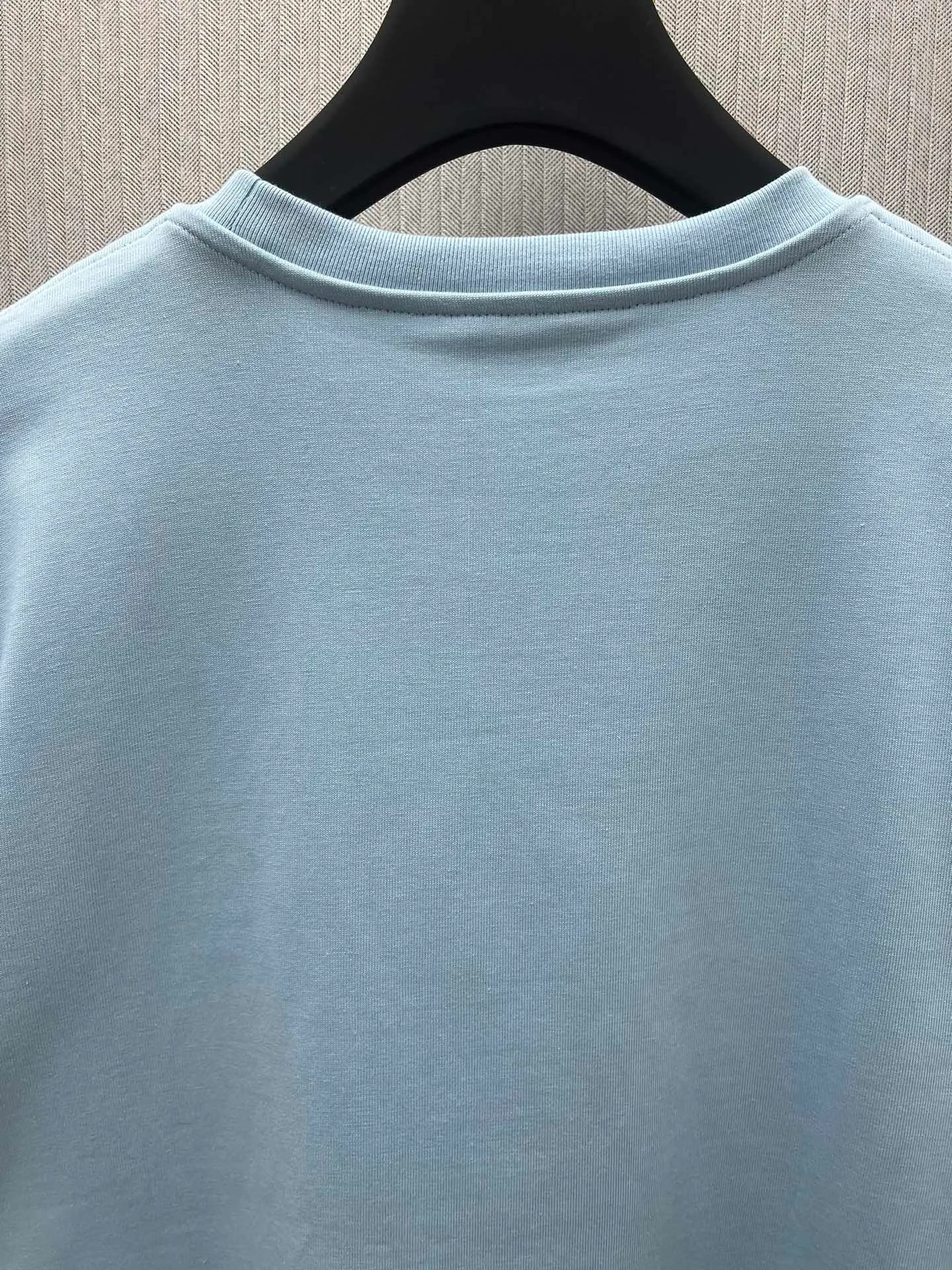 🅿️260 Dior 25ss new blue T-shirt combines elegance and casual style. Crafted from densely woven cotton jersey, it features a contrasting CD icon embroidered on the chest. The relaxed fit and ribbed crew neck make it easy to pair with a variety of jeans or sportswear. Size: S.M.L.XL.