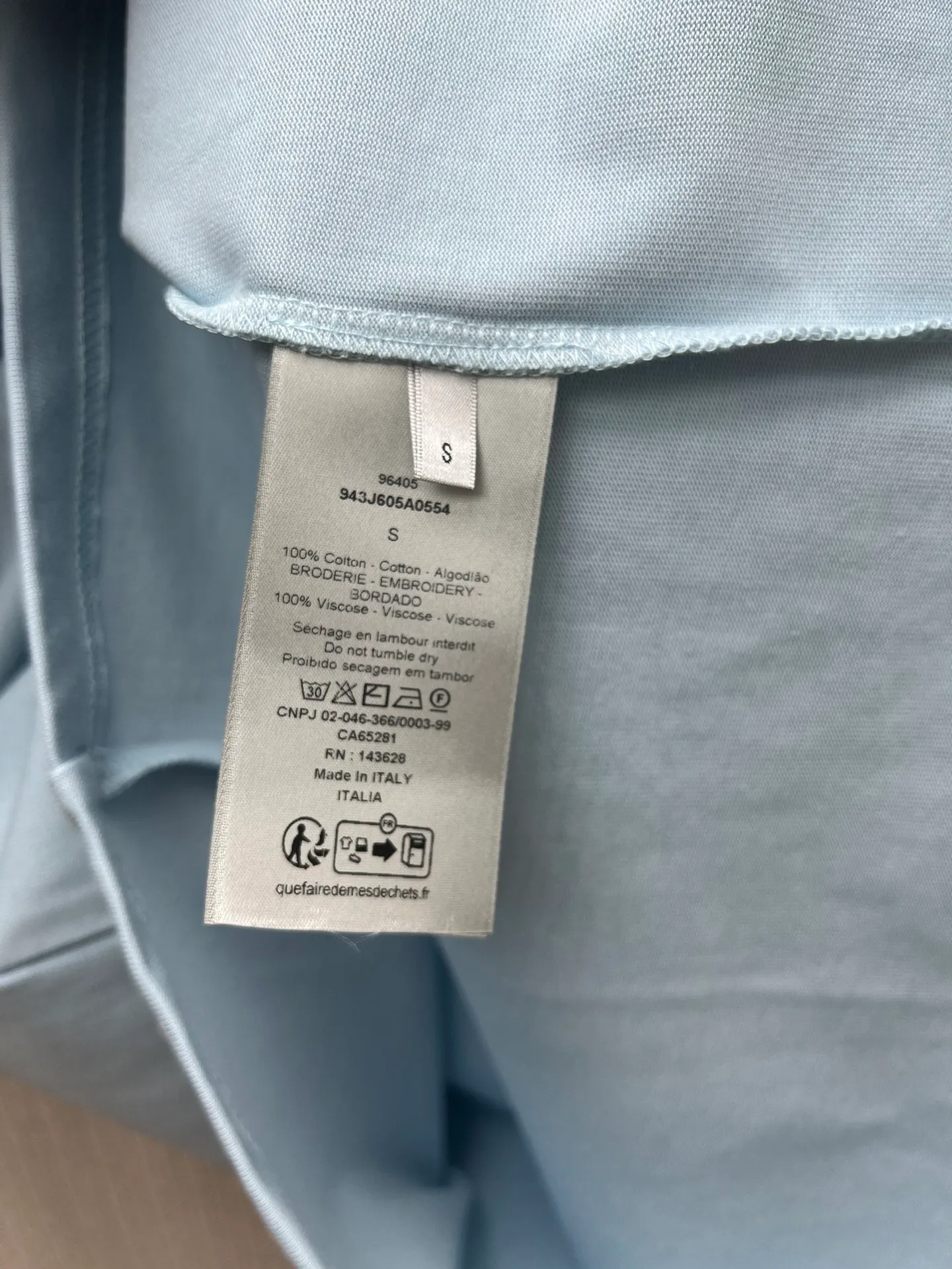 🅿️260 Dior 25ss new blue T-shirt combines elegance and casual style. Crafted from densely woven cotton jersey, it features a contrasting CD icon embroidered on the chest. The relaxed fit and ribbed crew neck make it easy to pair with a variety of jeans or sportswear. Size: S.M.L.XL.