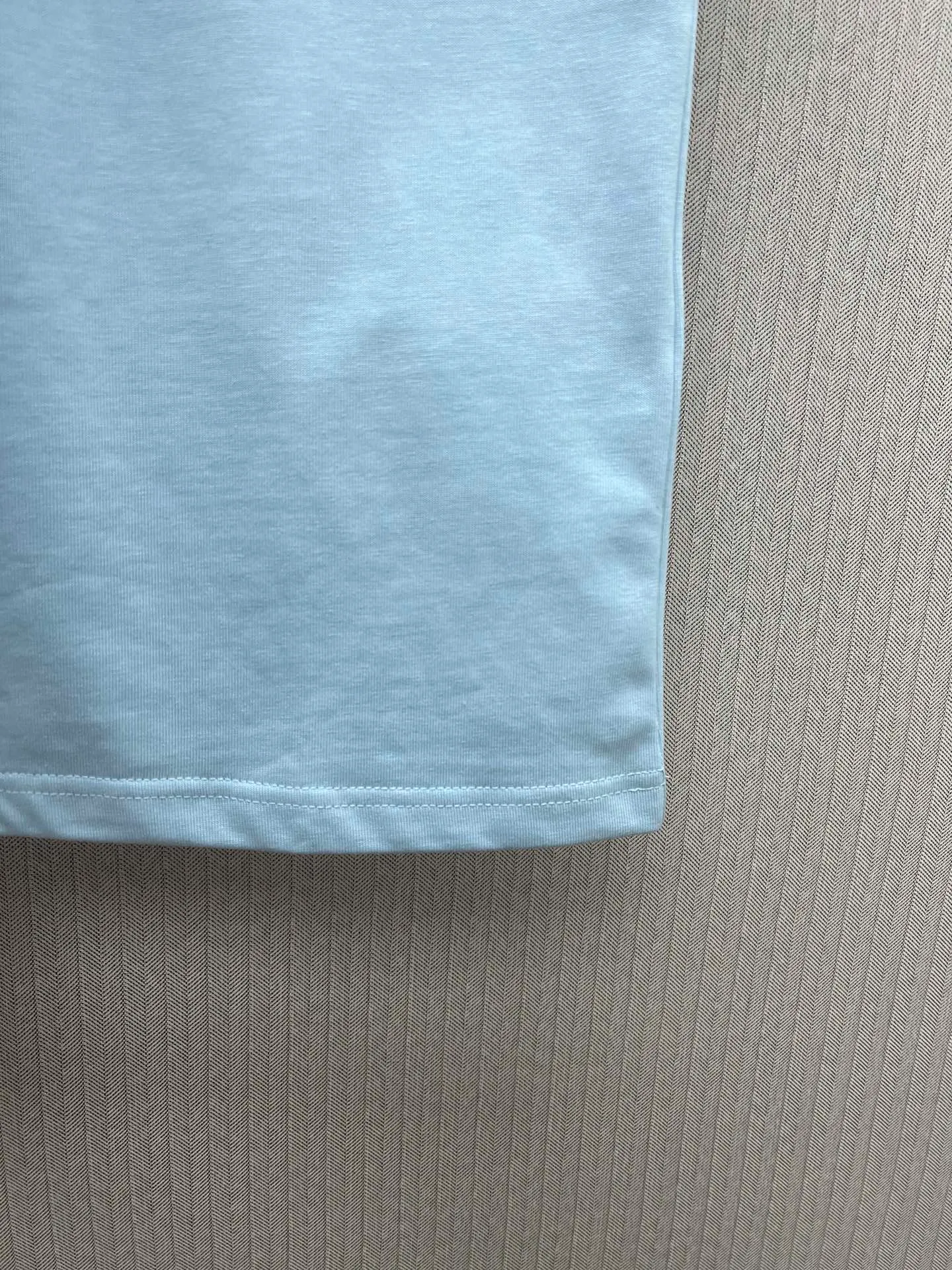 🅿️260 Dior 25ss new blue T-shirt combines elegance and casual style. Crafted from densely woven cotton jersey, it features a contrasting CD icon embroidered on the chest. The relaxed fit and ribbed crew neck make it easy to pair with a variety of jeans or sportswear. Size: S.M.L.XL.