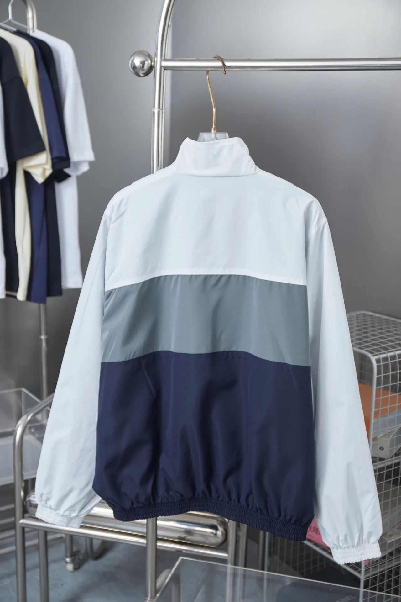 🅿️410 Balenciaga 𝘽𝘼𝙇𝙀𝙉𝘾𝙄𝘼𝙂𝘼 BLCG 25SS 82 three-color red double-ring printed splicing jacket Light luxury essential item for daily commuting for men and women Correct version Free to compare Detailed features · Customized windproof Oxford fabric · The entire fabric is pre-treated with a waterproof coating · The interior is made of three-grade polyester bird's eye mesh · Imported eco-friendly glue thermosetting ink printing technology · Contrasting color splicing design · Zipper pockets on both sides Elastic cuff design · Elastic elastic design at the hem · Customized molded hardware zipper Jacket double puller design · Original main mark washed tag brand moisture-proof paper packaging Color: Picture color Size: 46/48/50/52