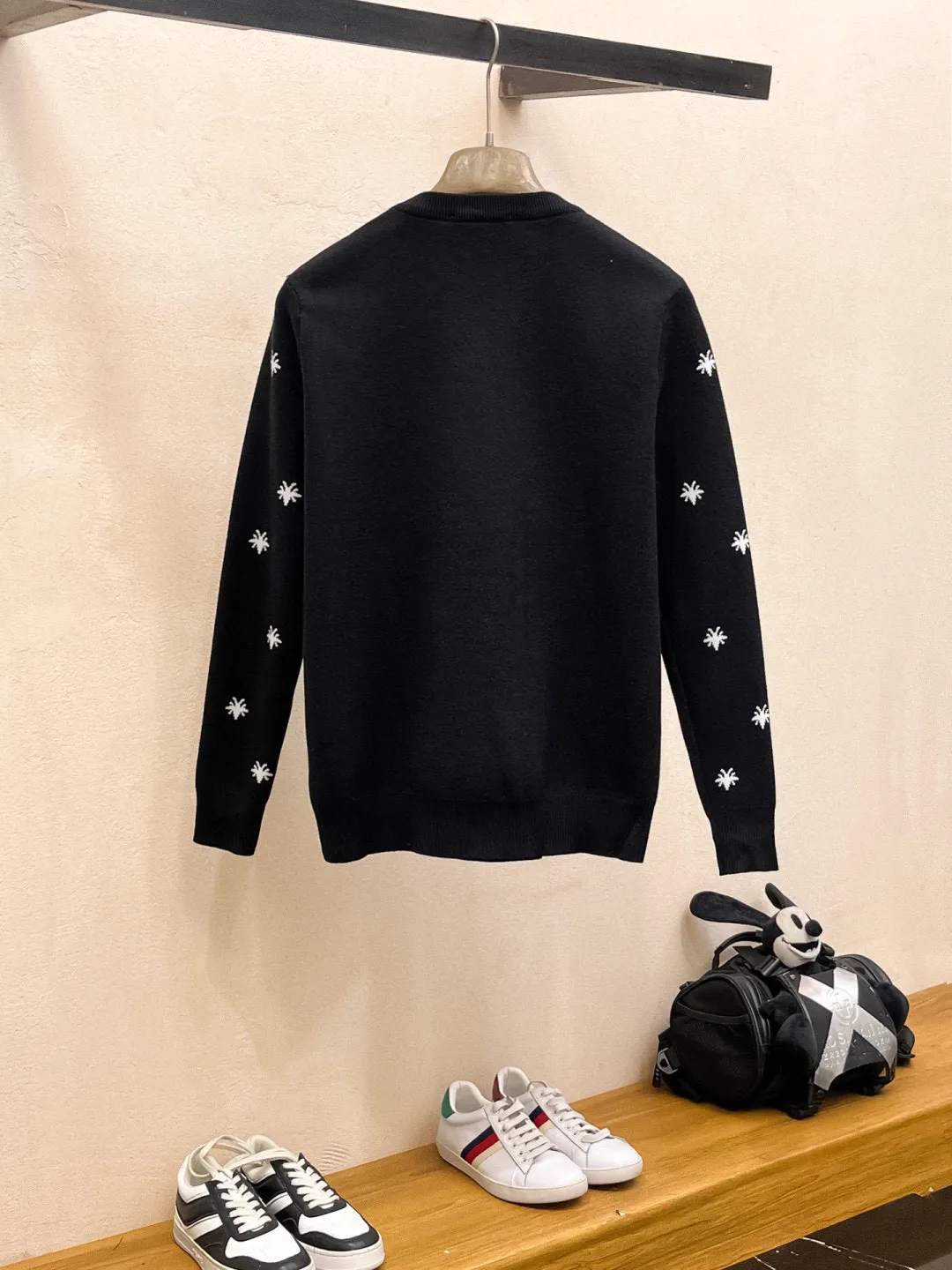🅿️440 【DIOR】Autumn and winter classic lapel sweater, in full condition! ! ! Wool blended fabric, the latest model in 2025, golden ratio! ! Slim-fitting soft gold, versatile and practical item, the combination and practicality are extremely powerful, simple and elegant, and classy! To create your own style, it is highly recommended to buy it in two colors. The standard slim fit tailoring process is suitable for both young and old men. It is knitted from wool and will not cause any discomfort! While keeping warm, it is stylish, textured and wearable, and the classic logo with contrasting colors on the chest feels in place! ! Recommended for regular customers! ! Size M-3XL (maximum wear: 190 pounds)