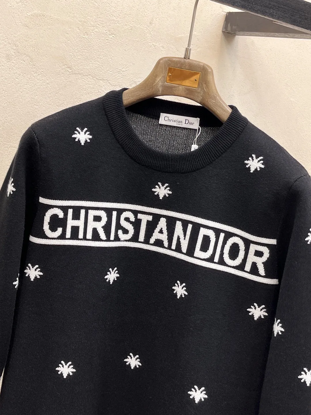 🅿️440 【DIOR】Autumn and winter classic lapel sweater, in full condition! ! ! Wool blended fabric, the latest model in 2025, golden ratio! ! Slim-fitting soft gold, versatile and practical item, the combination and practicality are extremely powerful, simple and elegant, and classy! To create your own style, it is highly recommended to buy it in two colors. The standard slim fit tailoring process is suitable for both young and old men. It is knitted from wool and will not cause any discomfort! While keeping warm, it is stylish, textured and wearable, and the classic logo with contrasting colors on the chest feels in place! ! Recommended for regular customers! ! Size M-3XL (maximum wear: 190 pounds)