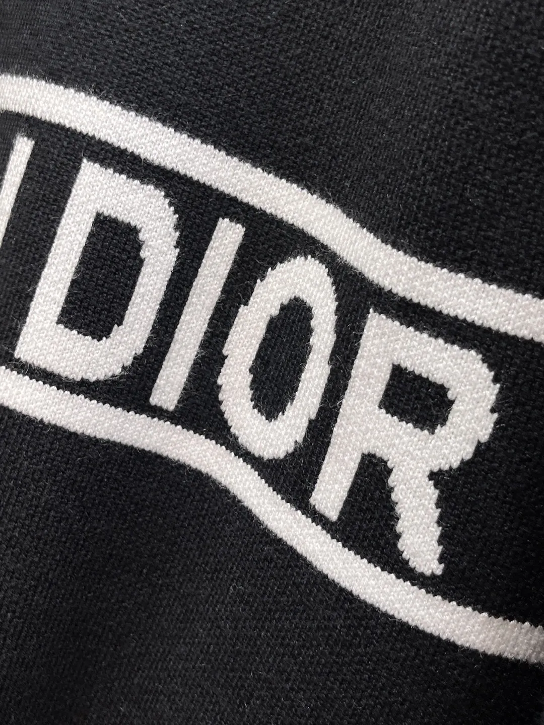 🅿️440 【DIOR】Autumn and winter classic lapel sweater, in full condition! ! ! Wool blended fabric, the latest model in 2025, golden ratio! ! Slim-fitting soft gold, versatile and practical item, the combination and practicality are extremely powerful, simple and elegant, and classy! To create your own style, it is highly recommended to buy it in two colors. The standard slim fit tailoring process is suitable for both young and old men. It is knitted from wool and will not cause any discomfort! While keeping warm, it is stylish, textured and wearable, and the classic logo with contrasting colors on the chest feels in place! ! Recommended for regular customers! ! Size M-3XL (maximum wear: 190 pounds)