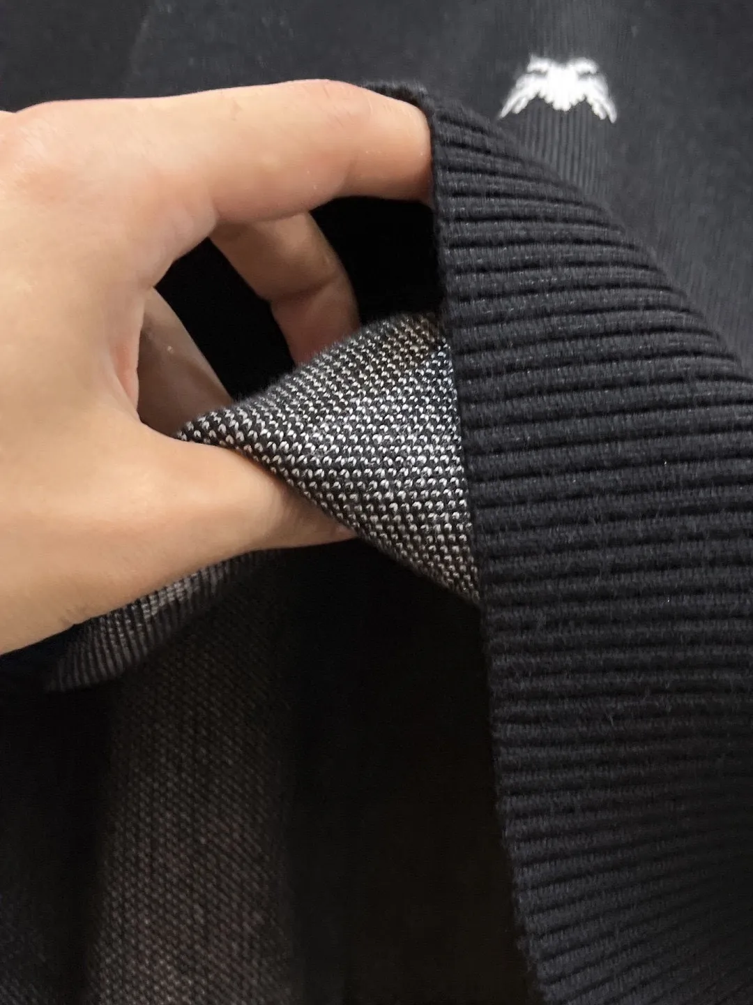 🅿️440 【DIOR】Autumn and winter classic lapel sweater, in full condition! ! ! Wool blended fabric, the latest model in 2025, golden ratio! ! Slim-fitting soft gold, versatile and practical item, the combination and practicality are extremely powerful, simple and elegant, and classy! To create your own style, it is highly recommended to buy it in two colors. The standard slim fit tailoring process is suitable for both young and old men. It is knitted from wool and will not cause any discomfort! While keeping warm, it is stylish, textured and wearable, and the classic logo with contrasting colors on the chest feels in place! ! Recommended for regular customers! ! Size M-3XL (maximum wear: 190 pounds)