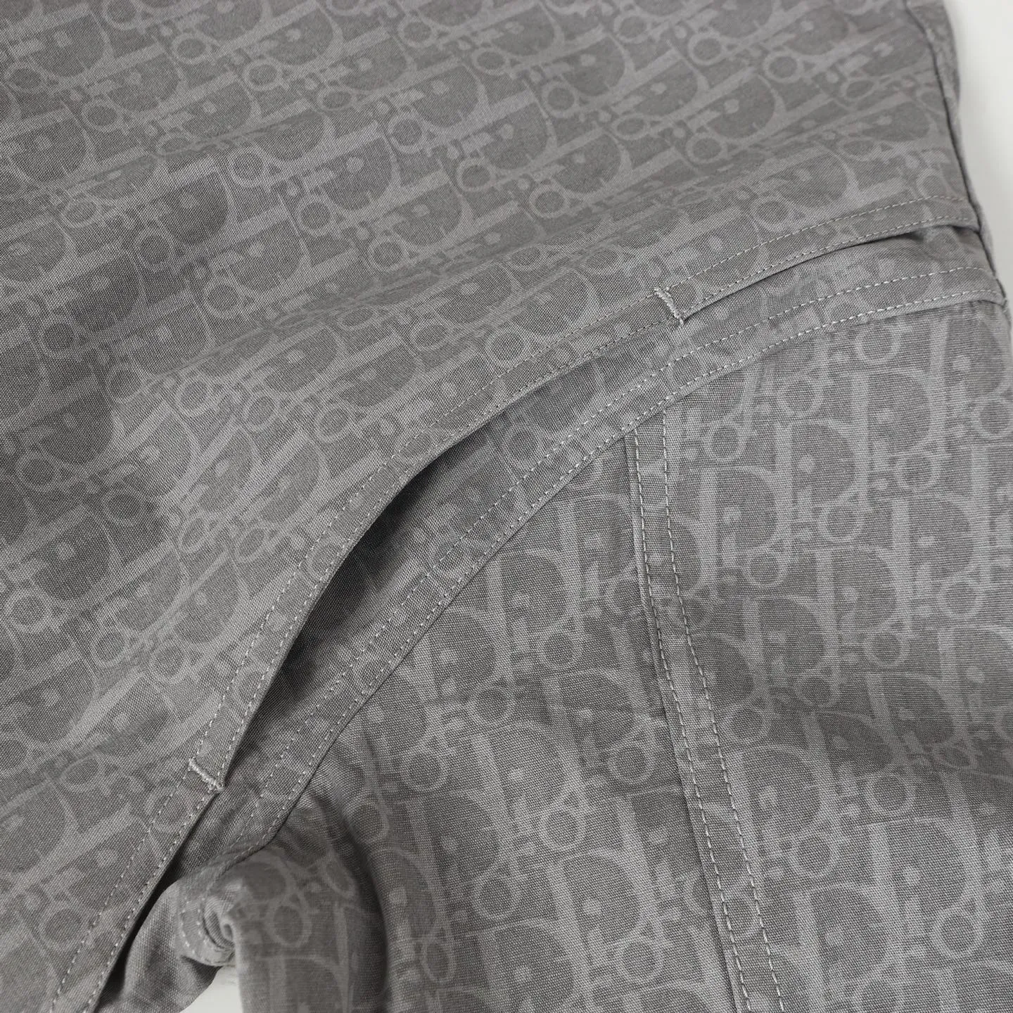 🅿️680 DIOR/Dior dark pattern all-over hooded zipper jacket. This hooded zipper is decorated with Oblique printing, a new interpretation of Dior's classic pattern. Crafted from gray cotton denim, the zip is decorated with the Dior signature. The unique minimalist design can be worn with accessories or for a more classic look.  Size：S/M/L/XL