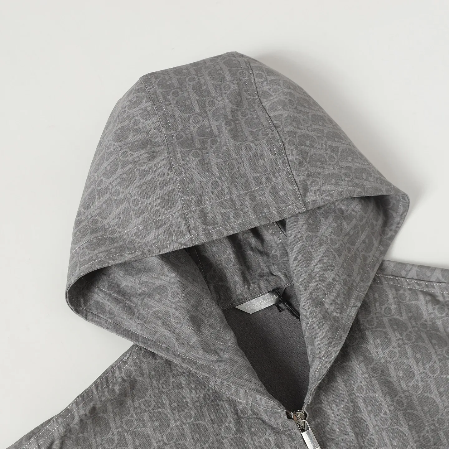 🅿️680 DIOR/Dior dark pattern all-over hooded zipper jacket. This hooded zipper is decorated with Oblique printing, a new interpretation of Dior's classic pattern. Crafted from gray cotton denim, the zip is decorated with the Dior signature. The unique minimalist design can be worn with accessories or for a more classic look.  Size：S/M/L/XL