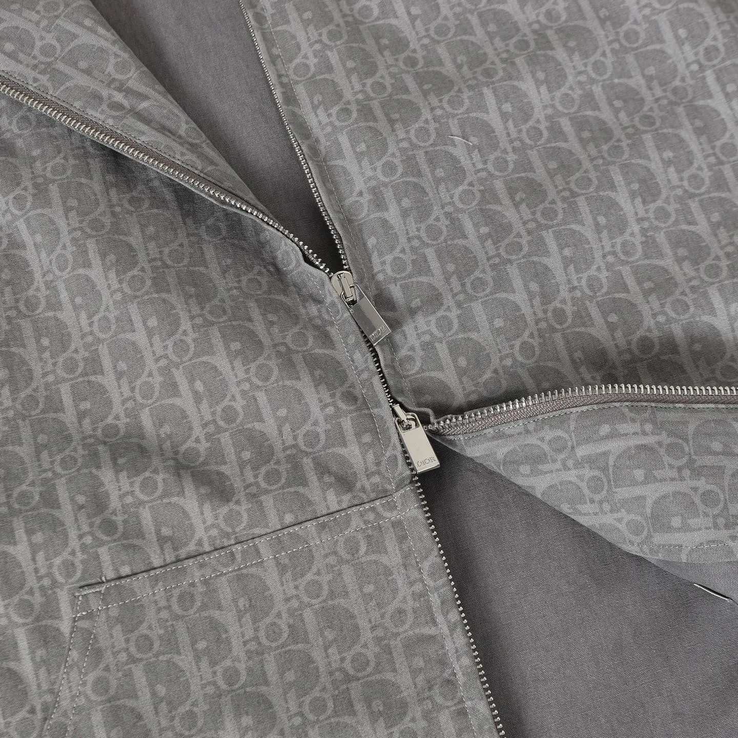 🅿️680 DIOR/Dior dark pattern all-over hooded zipper jacket. This hooded zipper is decorated with Oblique printing, a new interpretation of Dior's classic pattern. Crafted from gray cotton denim, the zip is decorated with the Dior signature. The unique minimalist design can be worn with accessories or for a more classic look.  Size：S/M/L/XL