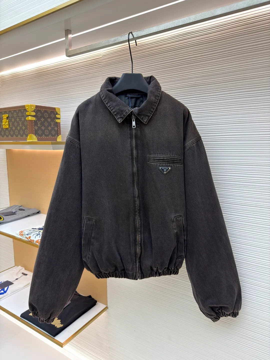 Prada Triangular Label Denim Cotton Jacket ●Original version: Purchased and developed for 25400 ●Item number: 1681500-C55 ●Fabric: Denim denim fabric ●Technology: Washed production ●Color: black ●Version: Fitted version ●Weight: about 1935 grams ●Size: S-M-L-XL ●Description: Customized elegant black silk high cotton dense fabric and velvet cloud cotton sheet inside, full texture, thick and solid Every inch contains a heavy sense of warmth. The iconic enamel-coated triangular metal logo is embellished to highlight the elegance and nobility of the brand. The lightweight padding design highlights the wrapping effect and cleverly combines the warmth of cotton clothing and the fashion of denim. The perfect fusion of style and temperature, so that temperature is no longer a shackle that restricts your fashion. The suit is suitable for attendance. The versatile choice uses imported special machine infrared to locate the "Prada triangle mark" for more precise positioning. Strong and solid, and the washing process uses five complex processes. Stone grinding and light fermentation. Many horses manually scrubbed sand, Assute dyeing, and then backdyed and regrinded to make the color of this pair of pants special and high-end. Black but not black, gray but not gray, brown but not brown, tedious and delicate. Each step embodies the hard work and wisdom of the craftsmen. The new high-speed and stable CNC pattern machine can achieve high-precision sewing operations through precise motor control and displacement measurement technology. To ensure the accuracy and stability of sewing, the template machine opens the bag and has a preset template to guide the position, shape and size of the bag opening. Accuracy ensures the quality of bag opening results. The overall wiring is straight and delicate, the fabric is comfortable and soft, and the color is consistent without color difference. It can be matched with the same style to create a fashionable look and control various occasions. Customized accessories, complete with three standards, same style for men and women!