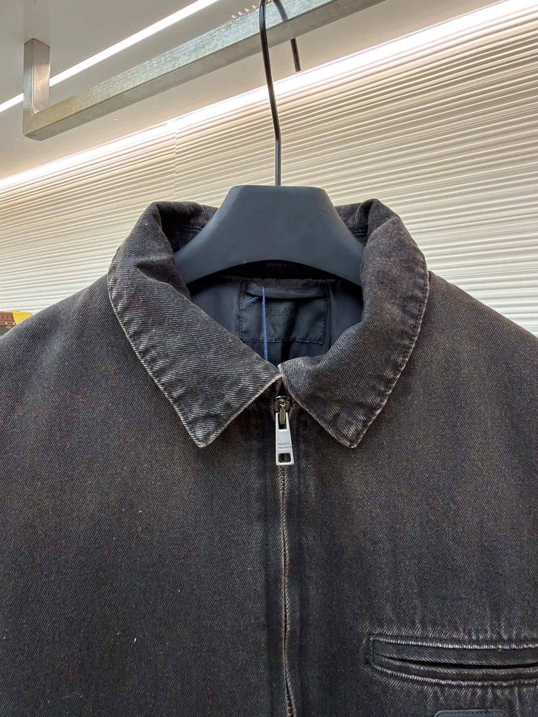 Prada Triangular Label Denim Cotton Jacket ●Original version: Purchased and developed for 25400 ●Item number: 1681500-C55 ●Fabric: Denim denim fabric ●Technology: Washed production ●Color: black ●Version: Fitted version ●Weight: about 1935 grams ●Size: S-M-L-XL ●Description: Customized elegant black silk high cotton dense fabric and velvet cloud cotton sheet inside, full texture, thick and solid Every inch contains a heavy sense of warmth. The iconic enamel-coated triangular metal logo is embellished to highlight the elegance and nobility of the brand. The lightweight padding design highlights the wrapping effect and cleverly combines the warmth of cotton clothing and the fashion of denim. The perfect fusion of style and temperature, so that temperature is no longer a shackle that restricts your fashion. The suit is suitable for attendance. The versatile choice uses imported special machine infrared to locate the "Prada triangle mark" for more precise positioning. Strong and solid, and the washing process uses five complex processes. Stone grinding and light fermentation. Many horses manually scrubbed sand, Assute dyeing, and then backdyed and regrinded to make the color of this pair of pants special and high-end. Black but not black, gray but not gray, brown but not brown, tedious and delicate. Each step embodies the hard work and wisdom of the craftsmen. The new high-speed and stable CNC pattern machine can achieve high-precision sewing operations through precise motor control and displacement measurement technology. To ensure the accuracy and stability of sewing, the template machine opens the bag and has a preset template to guide the position, shape and size of the bag opening. Accuracy ensures the quality of bag opening results. The overall wiring is straight and delicate, the fabric is comfortable and soft, and the color is consistent without color difference. It can be matched with the same style to create a fashionable look and control various occasions. Customized accessories, complete with three standards, same style for men and women!