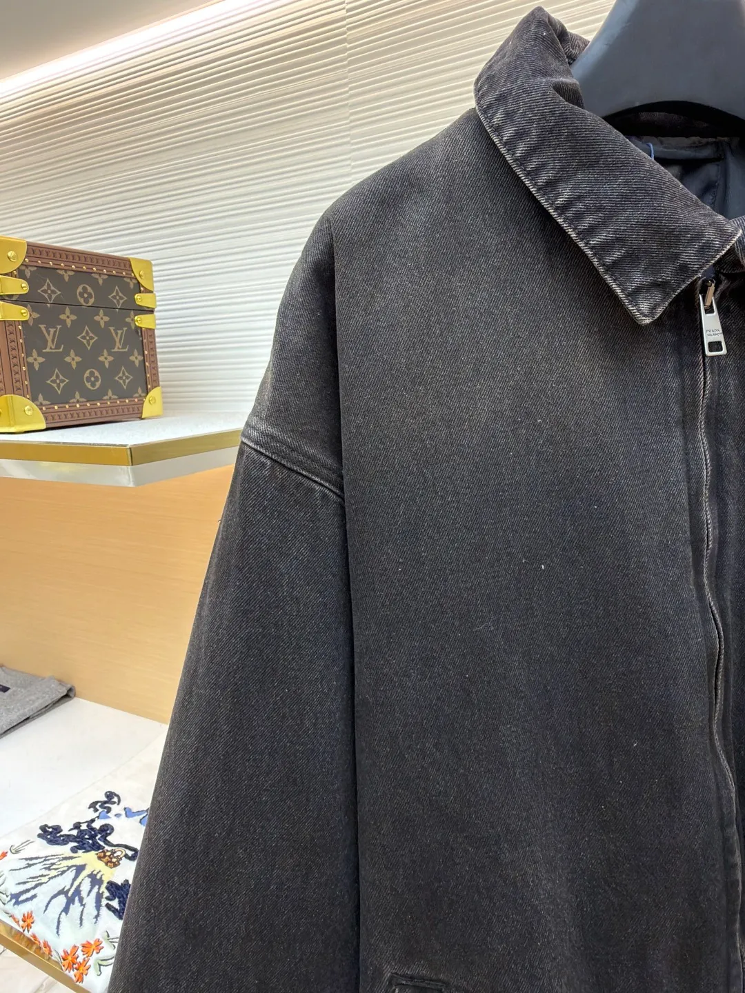 Prada Triangular Label Denim Cotton Jacket ●Original version: Purchased and developed for 25400 ●Item number: 1681500-C55 ●Fabric: Denim denim fabric ●Technology: Washed production ●Color: black ●Version: Fitted version ●Weight: about 1935 grams ●Size: S-M-L-XL ●Description: Customized elegant black silk high cotton dense fabric and velvet cloud cotton sheet inside, full texture, thick and solid Every inch contains a heavy sense of warmth. The iconic enamel-coated triangular metal logo is embellished to highlight the elegance and nobility of the brand. The lightweight padding design highlights the wrapping effect and cleverly combines the warmth of cotton clothing and the fashion of denim. The perfect fusion of style and temperature, so that temperature is no longer a shackle that restricts your fashion. The suit is suitable for attendance. The versatile choice uses imported special machine infrared to locate the "Prada triangle mark" for more precise positioning. Strong and solid, and the washing process uses five complex processes. Stone grinding and light fermentation. Many horses manually scrubbed sand, Assute dyeing, and then backdyed and regrinded to make the color of this pair of pants special and high-end. Black but not black, gray but not gray, brown but not brown, tedious and delicate. Each step embodies the hard work and wisdom of the craftsmen. The new high-speed and stable CNC pattern machine can achieve high-precision sewing operations through precise motor control and displacement measurement technology. To ensure the accuracy and stability of sewing, the template machine opens the bag and has a preset template to guide the position, shape and size of the bag opening. Accuracy ensures the quality of bag opening results. The overall wiring is straight and delicate, the fabric is comfortable and soft, and the color is consistent without color difference. It can be matched with the same style to create a fashionable look and control various occasions. Customized accessories, complete with three standards, same style for men and women!