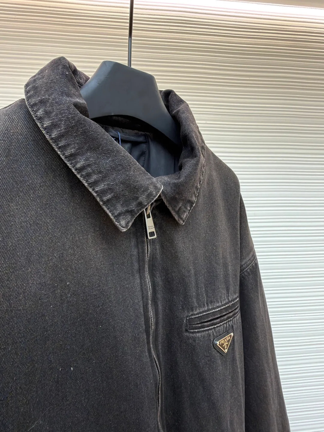 Prada Triangular Label Denim Cotton Jacket ●Original version: Purchased and developed for 25400 ●Item number: 1681500-C55 ●Fabric: Denim denim fabric ●Technology: Washed production ●Color: black ●Version: Fitted version ●Weight: about 1935 grams ●Size: S-M-L-XL ●Description: Customized elegant black silk high cotton dense fabric and velvet cloud cotton sheet inside, full texture, thick and solid Every inch contains a heavy sense of warmth. The iconic enamel-coated triangular metal logo is embellished to highlight the elegance and nobility of the brand. The lightweight padding design highlights the wrapping effect and cleverly combines the warmth of cotton clothing and the fashion of denim. The perfect fusion of style and temperature, so that temperature is no longer a shackle that restricts your fashion. The suit is suitable for attendance. The versatile choice uses imported special machine infrared to locate the "Prada triangle mark" for more precise positioning. Strong and solid, and the washing process uses five complex processes. Stone grinding and light fermentation. Many horses manually scrubbed sand, Assute dyeing, and then backdyed and regrinded to make the color of this pair of pants special and high-end. Black but not black, gray but not gray, brown but not brown, tedious and delicate. Each step embodies the hard work and wisdom of the craftsmen. The new high-speed and stable CNC pattern machine can achieve high-precision sewing operations through precise motor control and displacement measurement technology. To ensure the accuracy and stability of sewing, the template machine opens the bag and has a preset template to guide the position, shape and size of the bag opening. Accuracy ensures the quality of bag opening results. The overall wiring is straight and delicate, the fabric is comfortable and soft, and the color is consistent without color difference. It can be matched with the same style to create a fashionable look and control various occasions. Customized accessories, complete with three standards, same style for men and women!