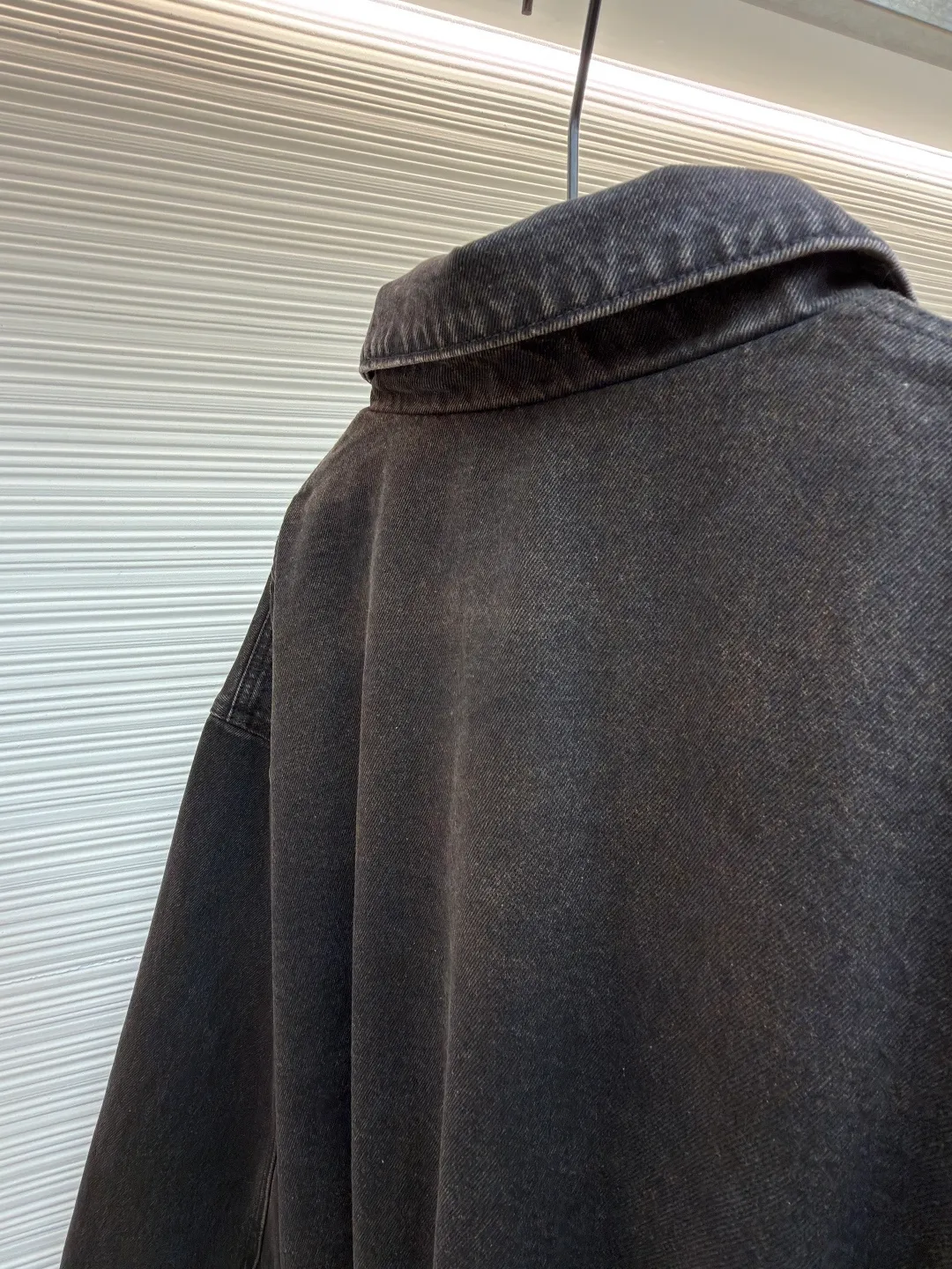 Prada Triangular Label Denim Cotton Jacket ●Original version: Purchased and developed for 25400 ●Item number: 1681500-C55 ●Fabric: Denim denim fabric ●Technology: Washed production ●Color: black ●Version: Fitted version ●Weight: about 1935 grams ●Size: S-M-L-XL ●Description: Customized elegant black silk high cotton dense fabric and velvet cloud cotton sheet inside, full texture, thick and solid Every inch contains a heavy sense of warmth. The iconic enamel-coated triangular metal logo is embellished to highlight the elegance and nobility of the brand. The lightweight padding design highlights the wrapping effect and cleverly combines the warmth of cotton clothing and the fashion of denim. The perfect fusion of style and temperature, so that temperature is no longer a shackle that restricts your fashion. The suit is suitable for attendance. The versatile choice uses imported special machine infrared to locate the "Prada triangle mark" for more precise positioning. Strong and solid, and the washing process uses five complex processes. Stone grinding and light fermentation. Many horses manually scrubbed sand, Assute dyeing, and then backdyed and regrinded to make the color of this pair of pants special and high-end. Black but not black, gray but not gray, brown but not brown, tedious and delicate. Each step embodies the hard work and wisdom of the craftsmen. The new high-speed and stable CNC pattern machine can achieve high-precision sewing operations through precise motor control and displacement measurement technology. To ensure the accuracy and stability of sewing, the template machine opens the bag and has a preset template to guide the position, shape and size of the bag opening. Accuracy ensures the quality of bag opening results. The overall wiring is straight and delicate, the fabric is comfortable and soft, and the color is consistent without color difference. It can be matched with the same style to create a fashionable look and control various occasions. Customized accessories, complete with three standards, same style for men and women!