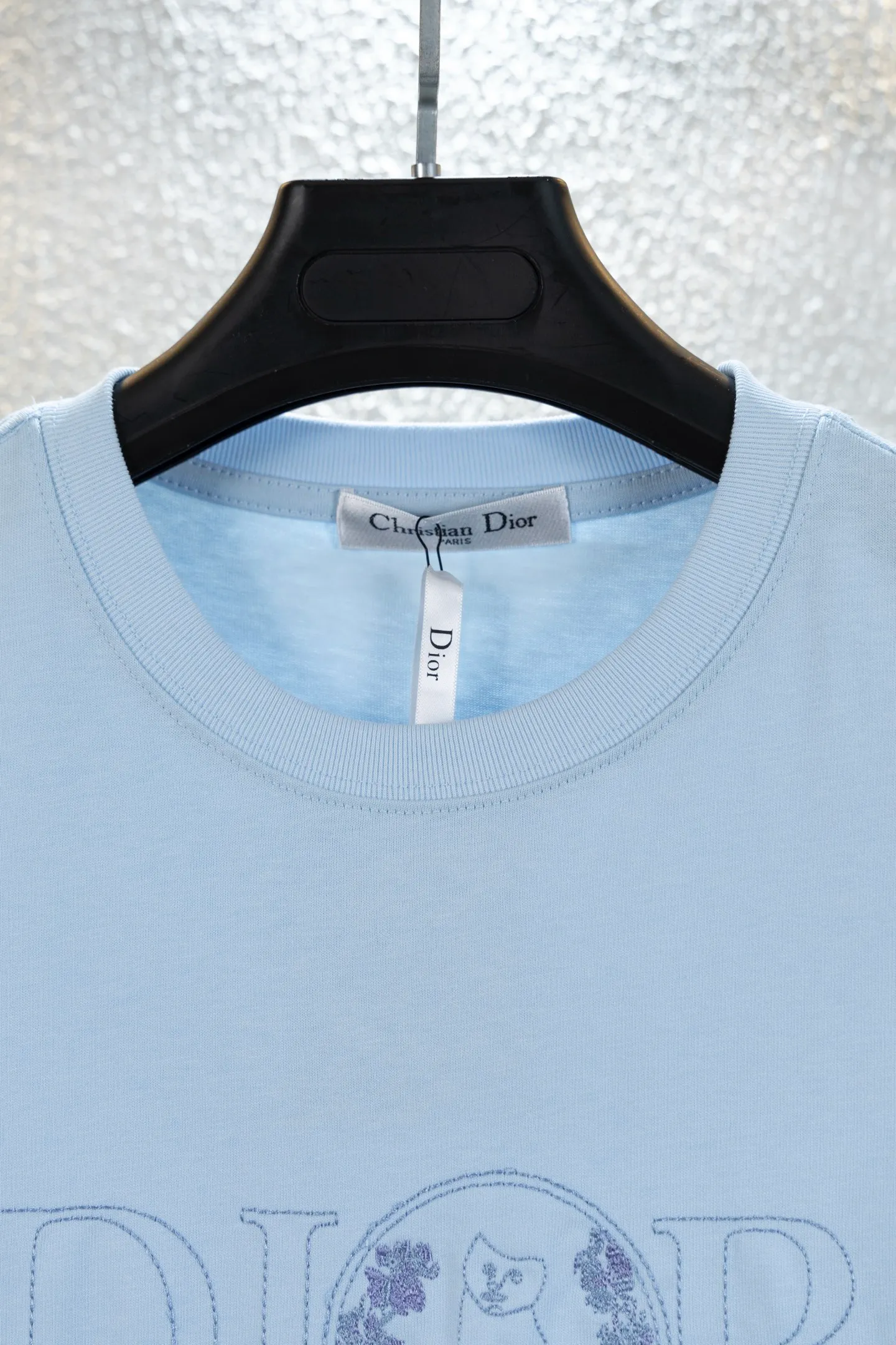 🅿️180 model number k734 DIOR short-sleeved T-shirt® is consistent with the official website *Customized 280g cotton fabric, soft, skin-friendly and comfortable *Embroidery craft letter logo on the front *A very simple and elegant one, both in terms of upper body comfort, it is unparalleled, interpreting your luxury and taste, and creating your fashionable style and charm. ⚠️Washing method: It is recommended to dry clean or wrap the reverse side in a laundry bag and machine wash it quickly in cold water and let it dry naturally! ⚠️Same style for men and women 𝐂𝐎𝐋𝐎𝐔𝐑: white blue 𝐒𝐈𝐙𝐄 XS S M L