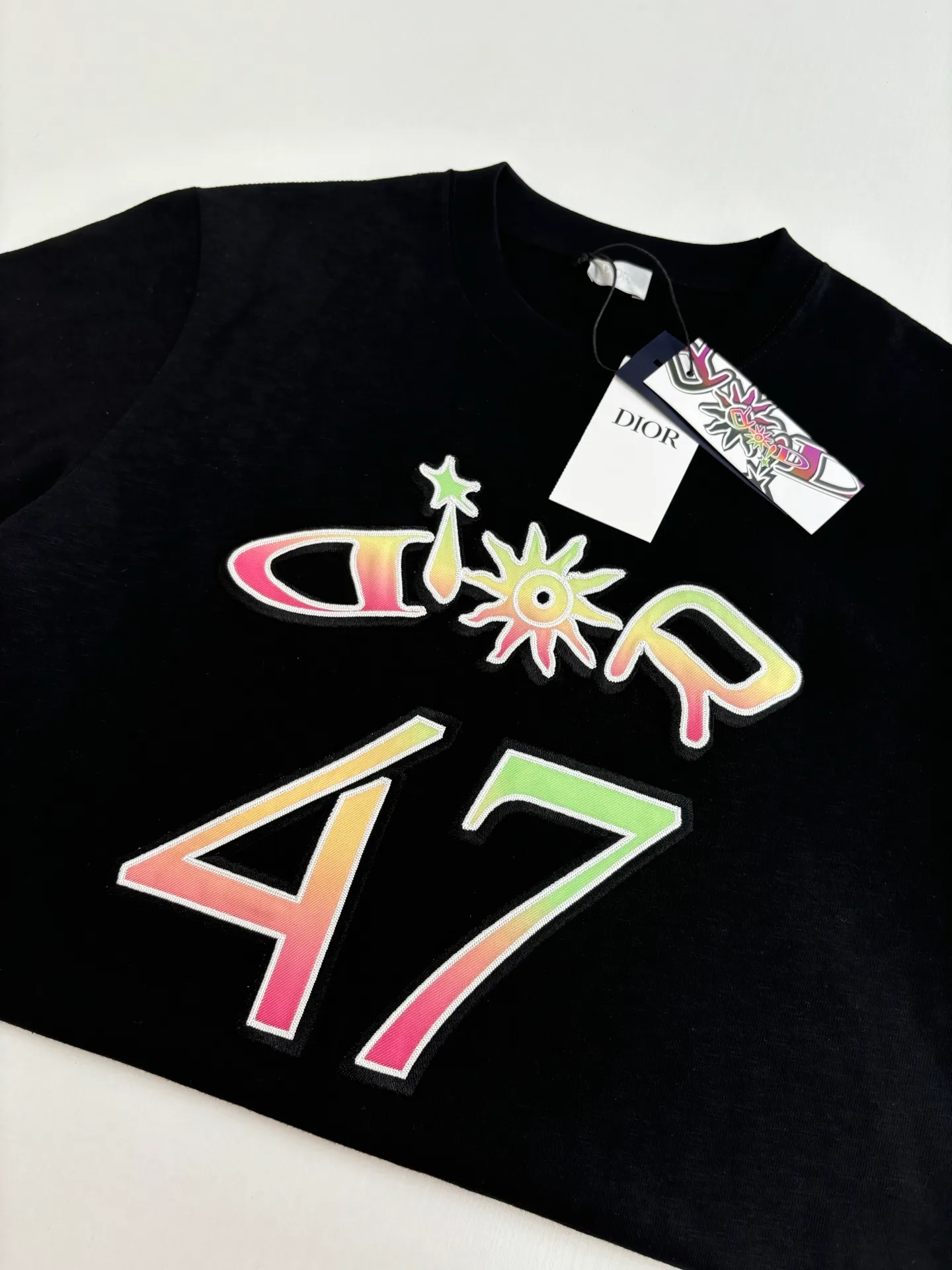 🅿️290 Dio*/Dior 25SS new gradient color embroidered Hamilton joint short-sleeved T-shirt is carefully made of white cotton slub jersey fabric. It is decorated with a multi-color joint series logo on the chest, reinterpreting the logo in a graphic style, and the number 47 is a tribute to the historic year. Featuring a sporty silhouette, it can be worn with or oversized.  Size：S/M/L/XL