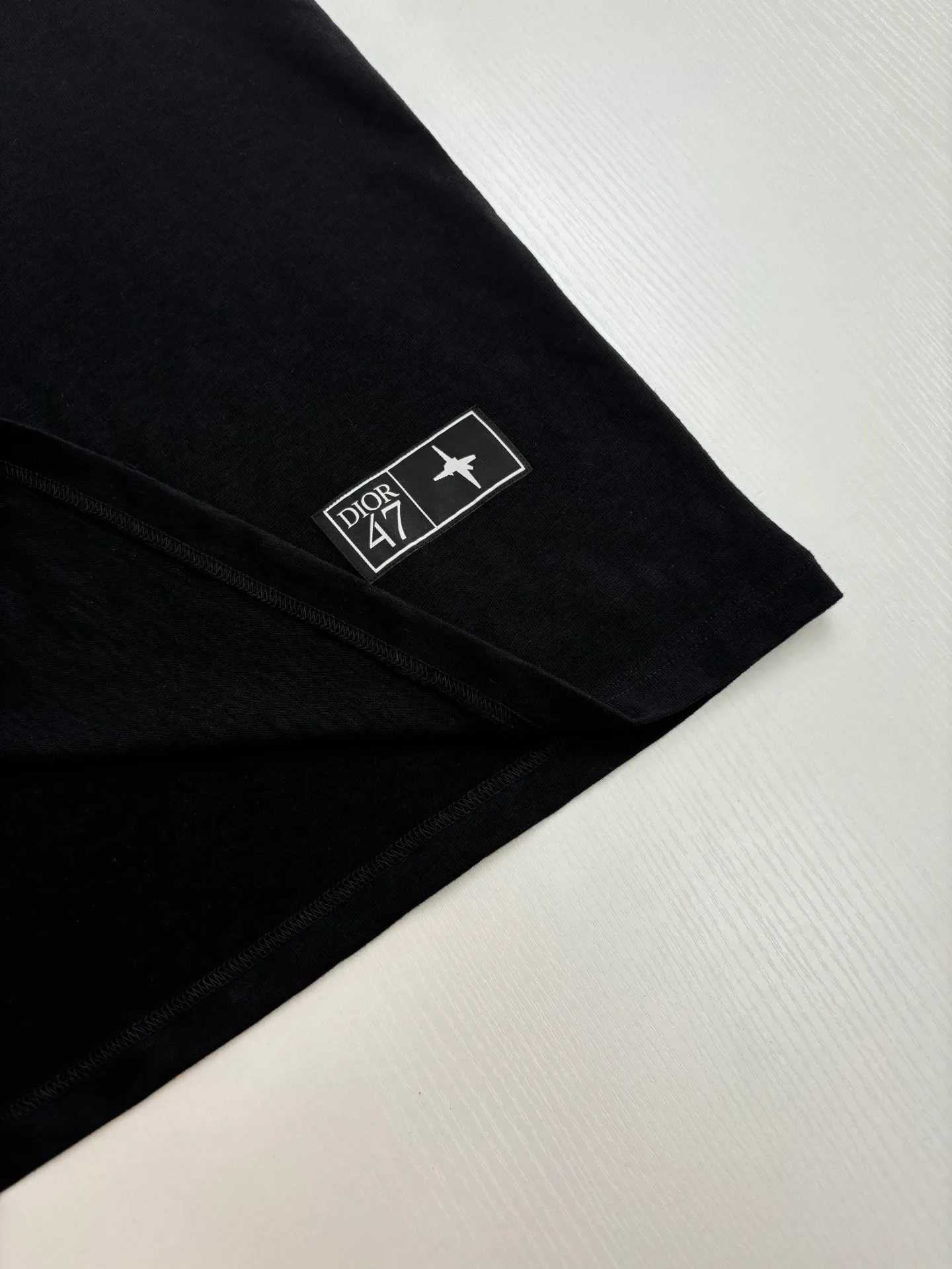 🅿️290 Dio*/Dior 25SS new gradient color embroidered Hamilton joint short-sleeved T-shirt is carefully made of white cotton slub jersey fabric. It is decorated with a multi-color joint series logo on the chest, reinterpreting the logo in a graphic style, and the number 47 is a tribute to the historic year. Featuring a sporty silhouette, it can be worn with or oversized.  Size：S/M/L/XL