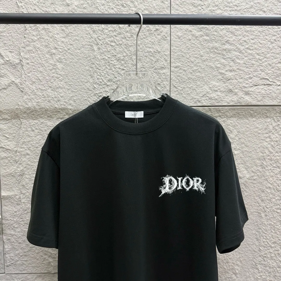 🅿️180 Dio* Dior 2025 spring and summer new style Classic splash lettering front and back printing Simple and elegant Customized double yarn plain cotton fabric Short-sleeved T-shirt Uniform for men and women Color: Black White Angora Red Size: S (90-130 catties) M (120-150 catties) L (140-165 catties) XL (160-180 catties) XXL (180-210 pounds)