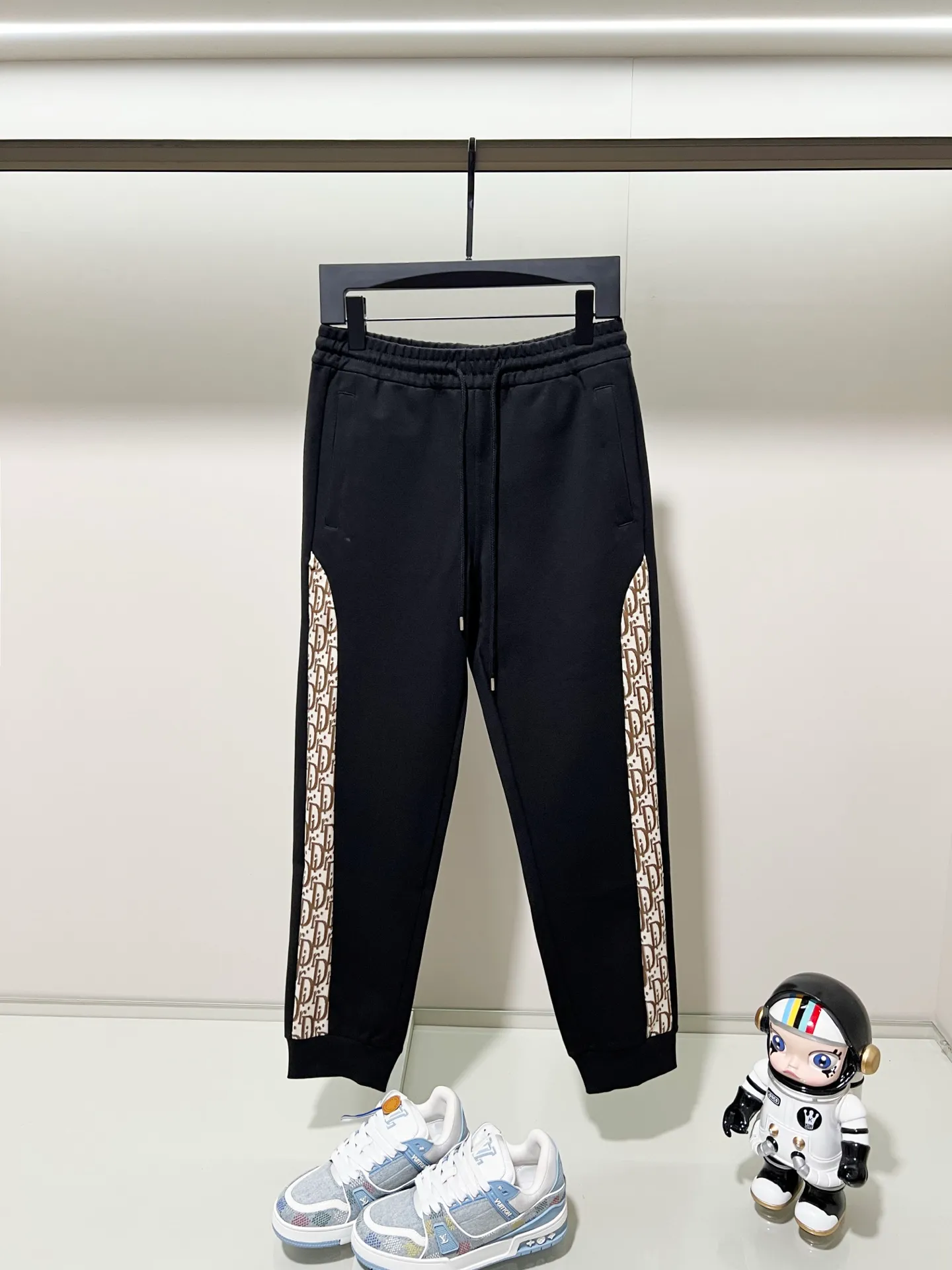 🅿️260 DIOR/Dior custom fabric suit casual sweatpants, contrasting color splicing technology, presbyopic letters LOGO printed all over, official synchronization, high version, high quality, fashionable personality, versatile trend, pure original quality, original fabric, tag, collar label, washed wheat, three complete standards, color: black. Size: S-2XL