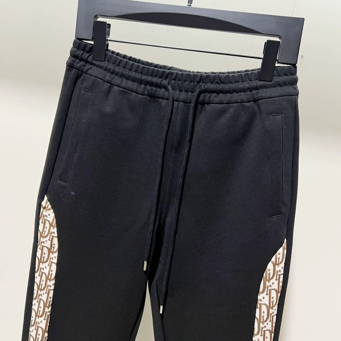 🅿️260 DIOR/Dior custom fabric suit casual sweatpants, contrasting color splicing technology, presbyopic letters LOGO printed all over, official synchronization, high version, high quality, fashionable personality, versatile trend, pure original quality, original fabric, tag, collar label, washed wheat, three complete standards, color: black. Size: S-2XL