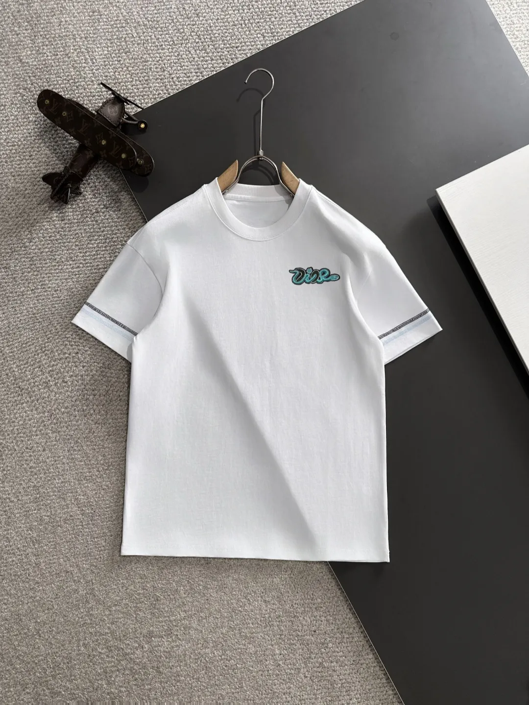 🅿️270 shipped next day Dior 2025 spring and summer new style (top quality, differentiated currency) launches short-sleeved double-yarn pure cotton fabric, early spring catwalk style, personalized and exclusive style, same style for men and women, using imported custom-dyed fabrics, back collar, chain bottom, fully shoulder-covering, no deformation or shrinkage when exposed to water, SIZE: M to 3XL