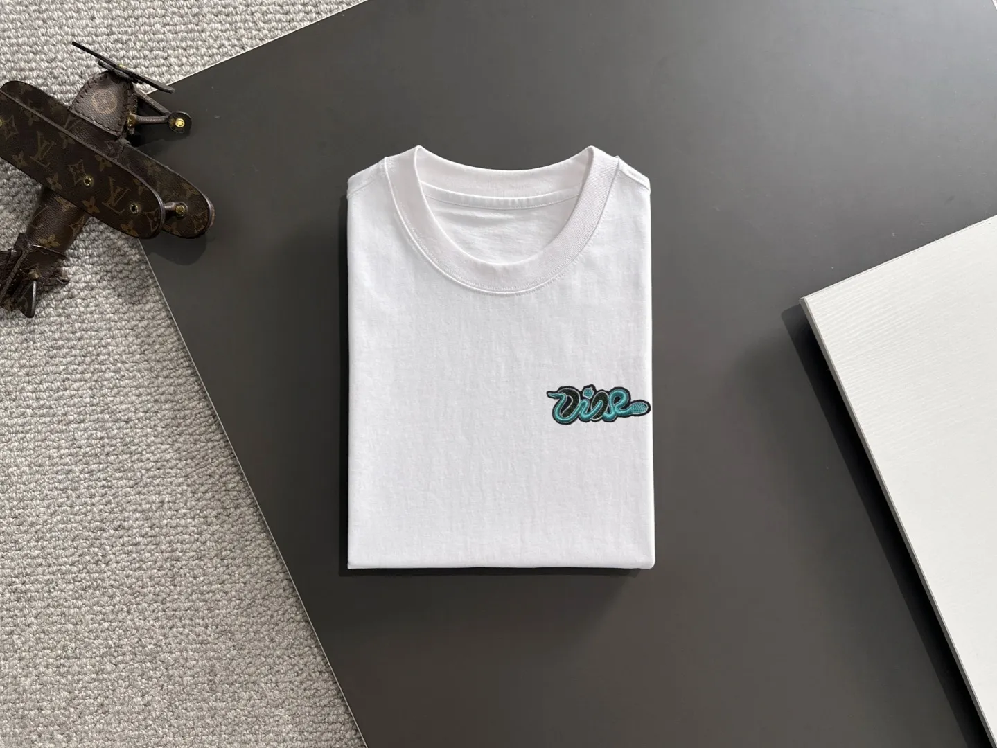 🅿️270 shipped next day Dior 2025 spring and summer new style (top quality, differentiated currency) launches short-sleeved double-yarn pure cotton fabric, early spring catwalk style, personalized and exclusive style, same style for men and women, using imported custom-dyed fabrics, back collar, chain bottom, fully shoulder-covering, no deformation or shrinkage when exposed to water, SIZE: M to 3XL