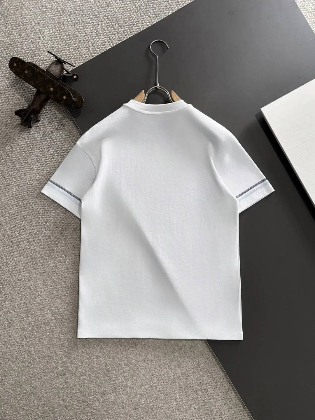 🅿️270 shipped next day Dior 2025 spring and summer new style (top quality, differentiated currency) launches short-sleeved double-yarn pure cotton fabric, early spring catwalk style, personalized and exclusive style, same style for men and women, using imported custom-dyed fabrics, back collar, chain bottom, fully shoulder-covering, no deformation or shrinkage when exposed to water, SIZE: M to 3XL